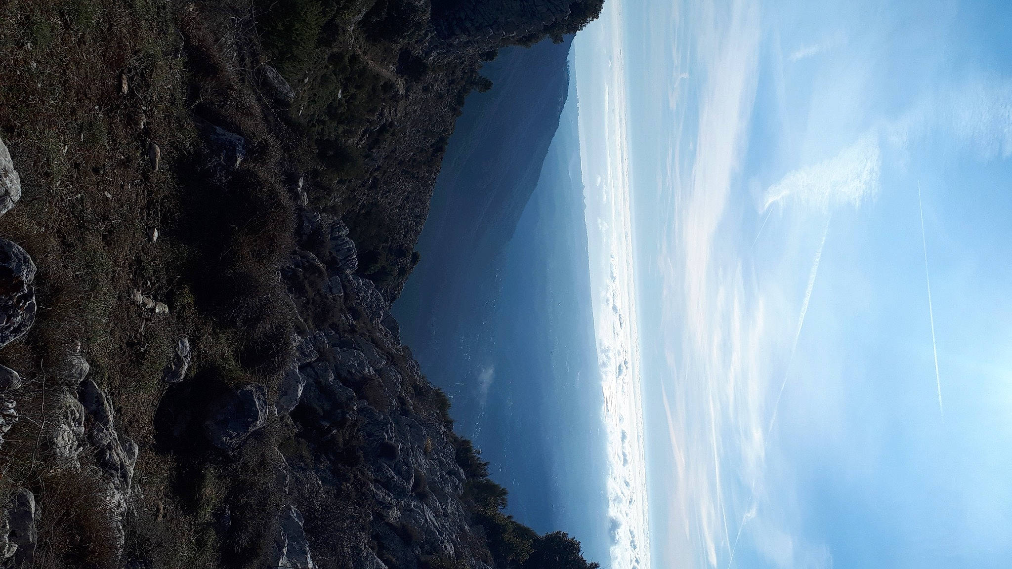 Timy participe au concours pour gagner de l'argent avec cette photo : cloud, coast, cumulus, electric_blue, formation, freezing, geological_phenomenon, glacial_landform, landscape, massif, mountain, mountain_range, rock, sky, slope, terrain, water, water_feature, winter, wood