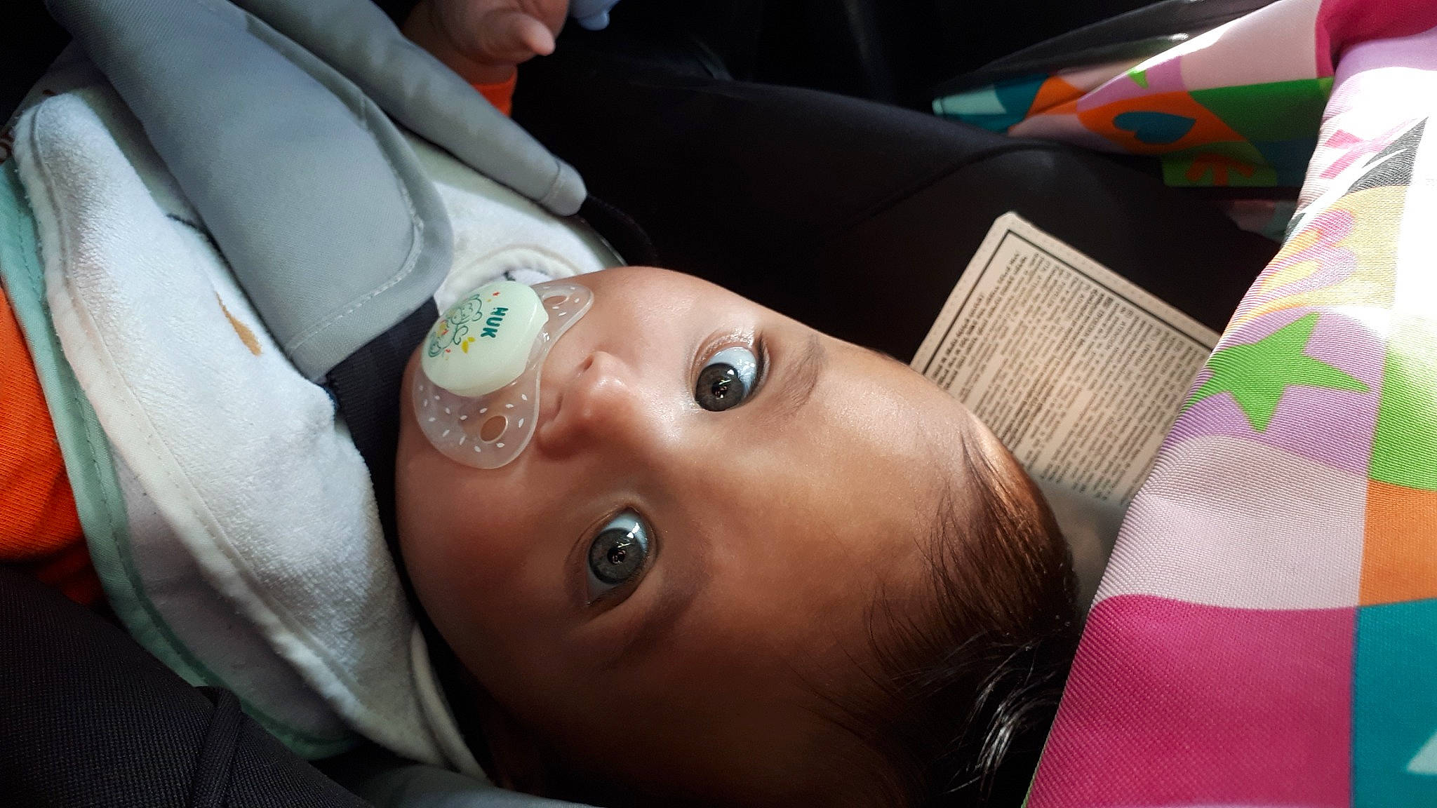 Raphaël participe au concours pour gagner de l'argent avec cette photo : abdomen, car_seat, chest, child, comfort, couch, eyelash, eyewear, finger, fun, gesture, glasses, hand, happy, nail, person, skin, sunglasses, toddler, trunk