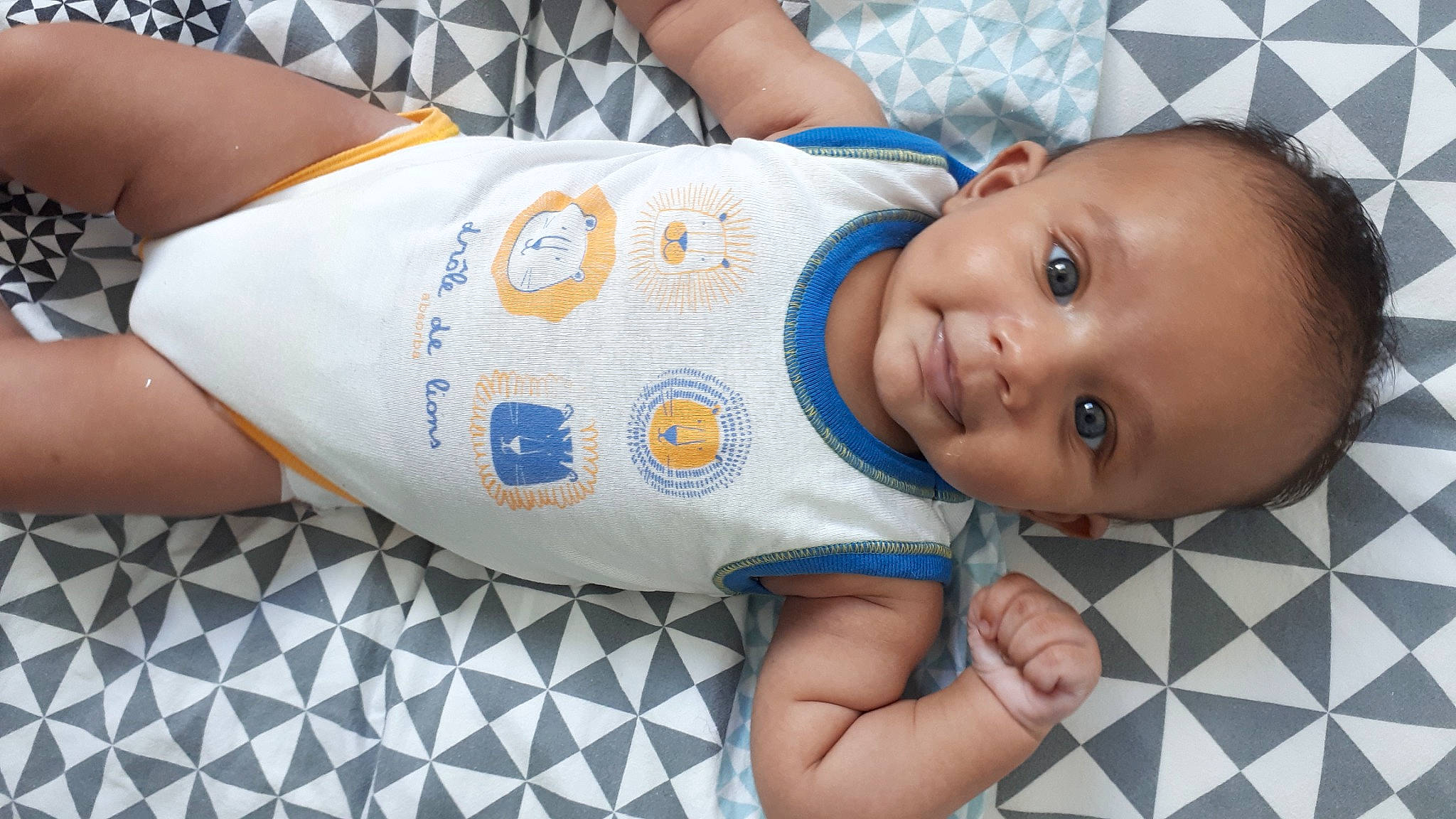 Raphaël participe au concours pour gagner de l'argent avec cette photo : arm, baby, baby_toddler_clothing, cheek, chest, elbow, eye, finger, hand, happy, human_leg, joint, pattern, person, skin, sleeve, smile, thigh, toddler, trunk