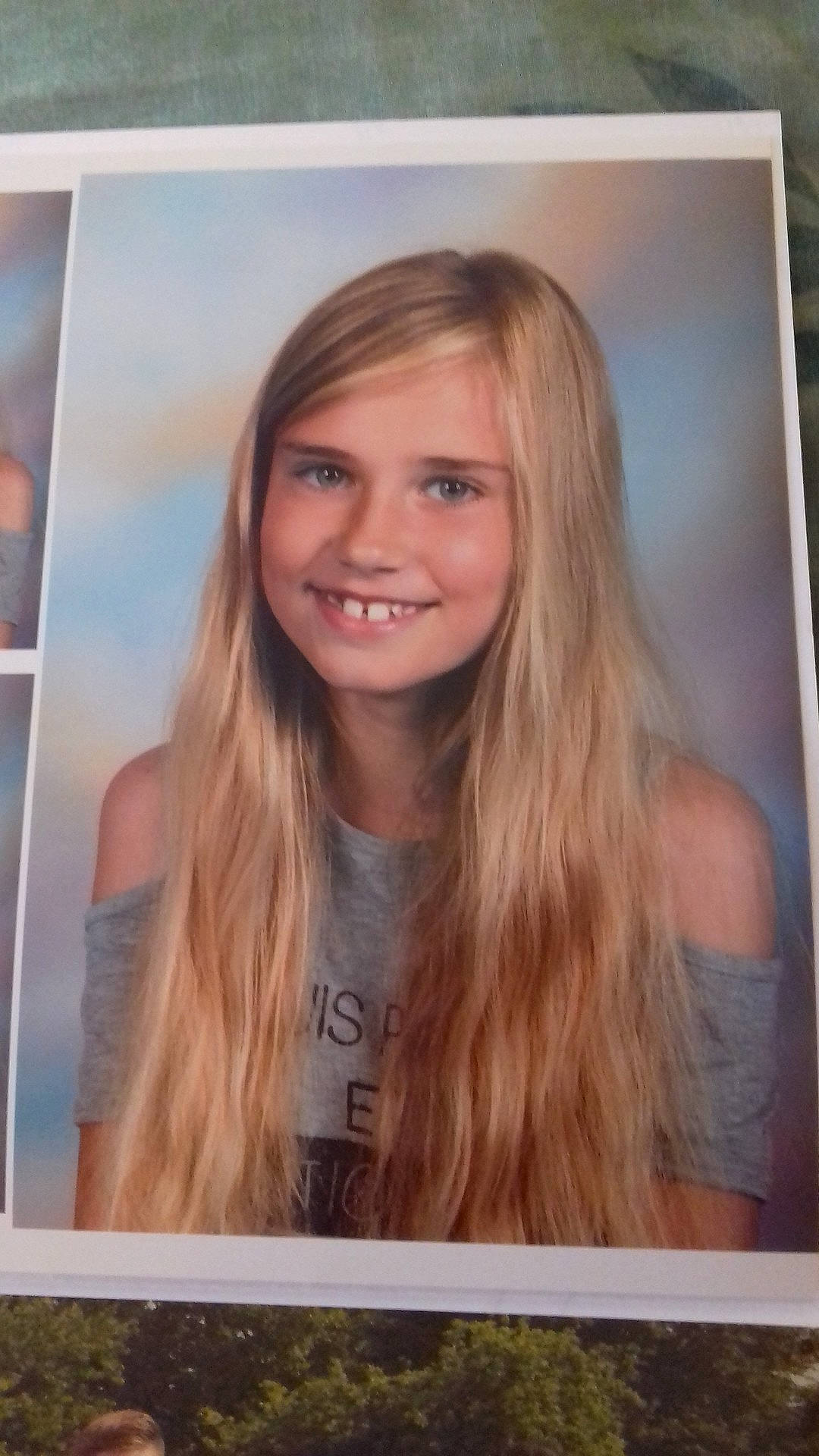 Gwenaelle a rejoint le concours — aidez-le/la à gagner de superbes lots ! bangs, blond, brown_hair, forehead, girl, hair, hair_coloring, hairstyle, human_hair_color, joy, layered_hair, long_hair, portrait, socialite, surfer_hair