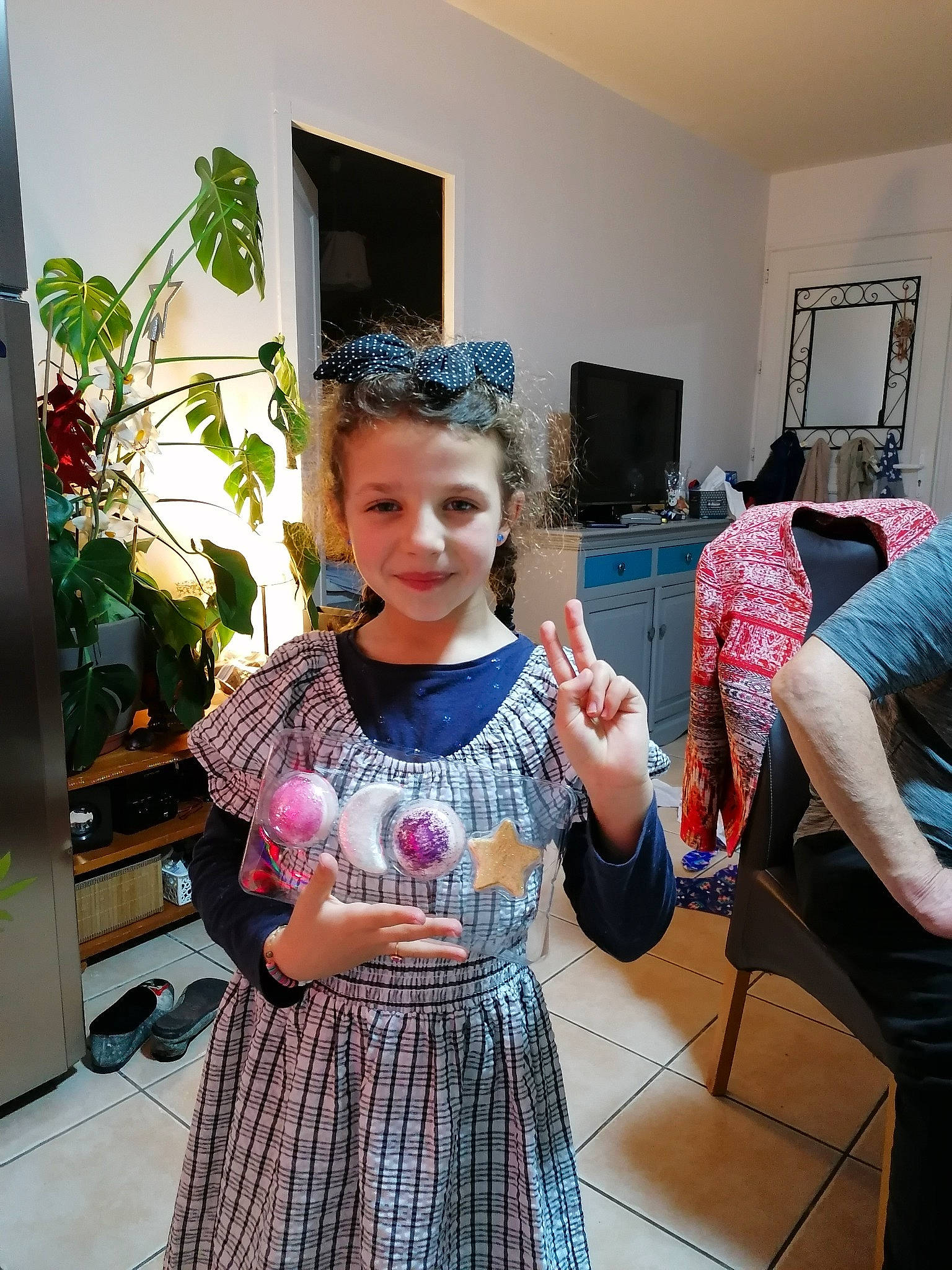 Jade a rejoint le concours — aidez-le/la à gagner de superbes lots ! chair, day_dress, dress, event, eyewear, fashion_design, flooring, flowerpot, fun, happy, houseplant, joy, pattern, person, picture_frame, plant, purple, shoulder, standing, textile