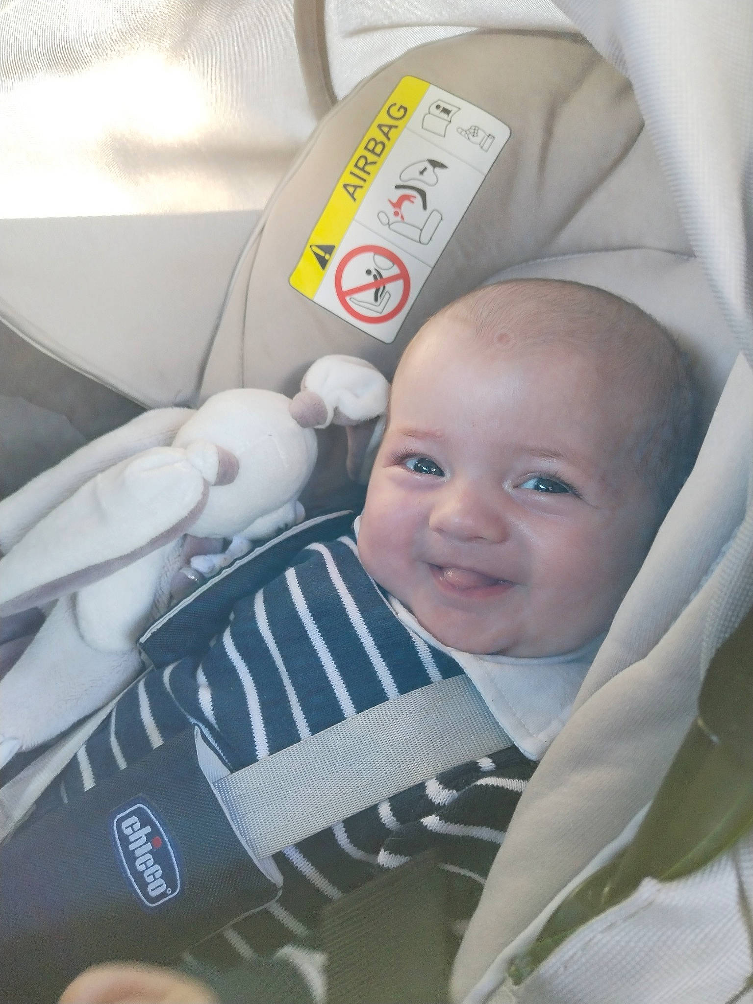 Naël a rejoint le concours — aidez-le/la à gagner de superbes lots ! automotive_design, baby, baby_carriage, baby_in_car_seat, baby_products, baby_safety, baby_toddler_clothing, car_seat, child, comfort, eye, family_car, happy, joy, linens, motor_vehicle, person, smile, thumb, toddler