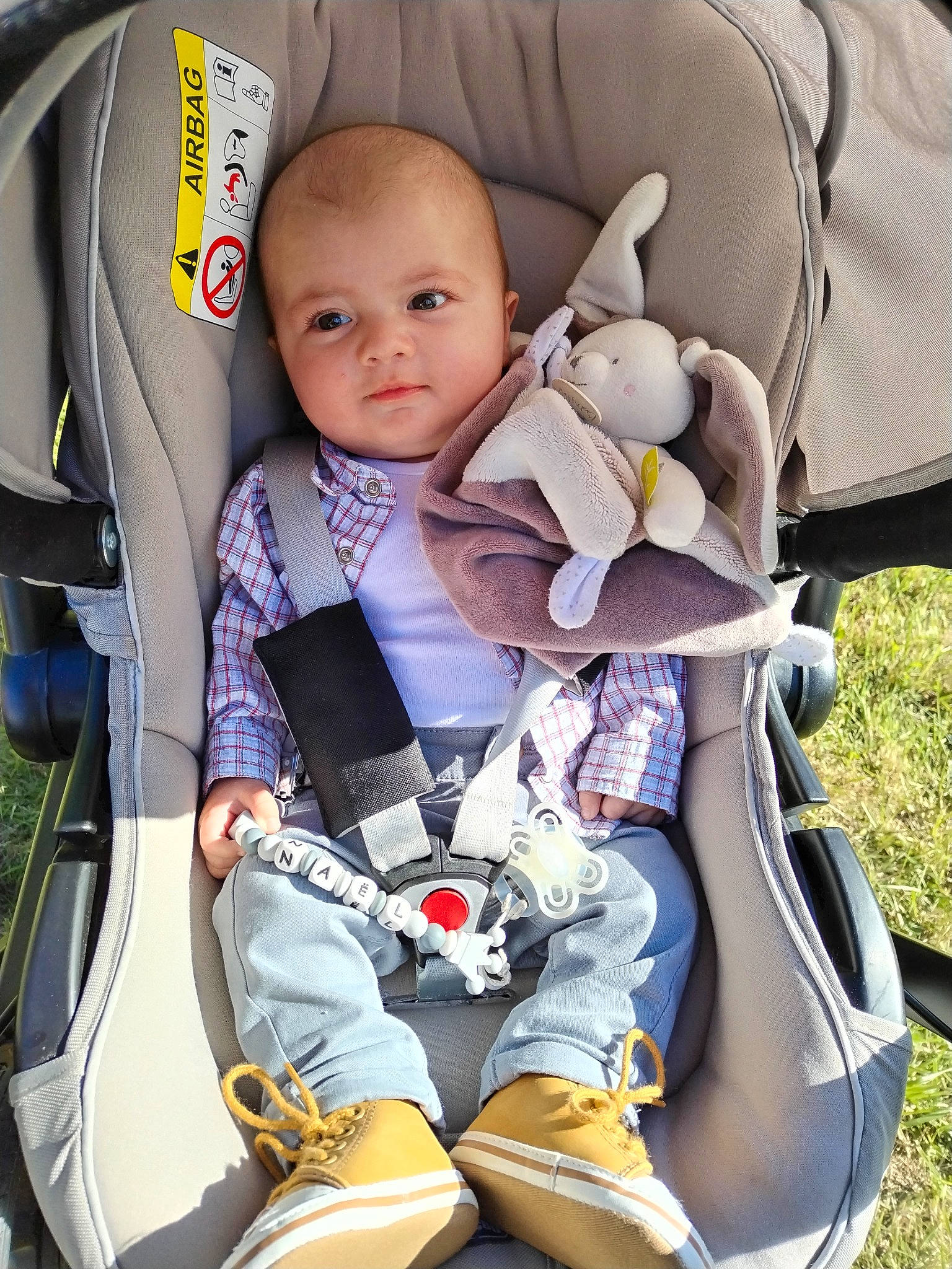 Naël participe au concours pour gagner de l'argent avec cette photo : auto_part, baby, baby_carriage, baby_in_car_seat, baby_products, baby_safety, baby_toddler_clothing, car_seat, child, comfort, lap, person, personal_protective_equipment, photograph, seat_belt, service, sitting, toddler, toy, vacation