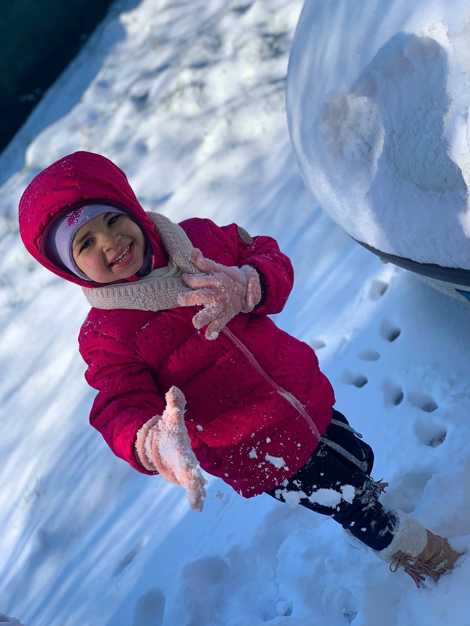 Léna participe au concours pour gagner de l'argent avec cette photo : baby_toddler_clothing, child, freezing, fun, geological_phenomenon, glacial_landform, headgear, headwear, ice_cap, joy, leisure, magenta, outdoor_recreation, people_in_nature, person, photograph, recreation, sled, slope, snapshot