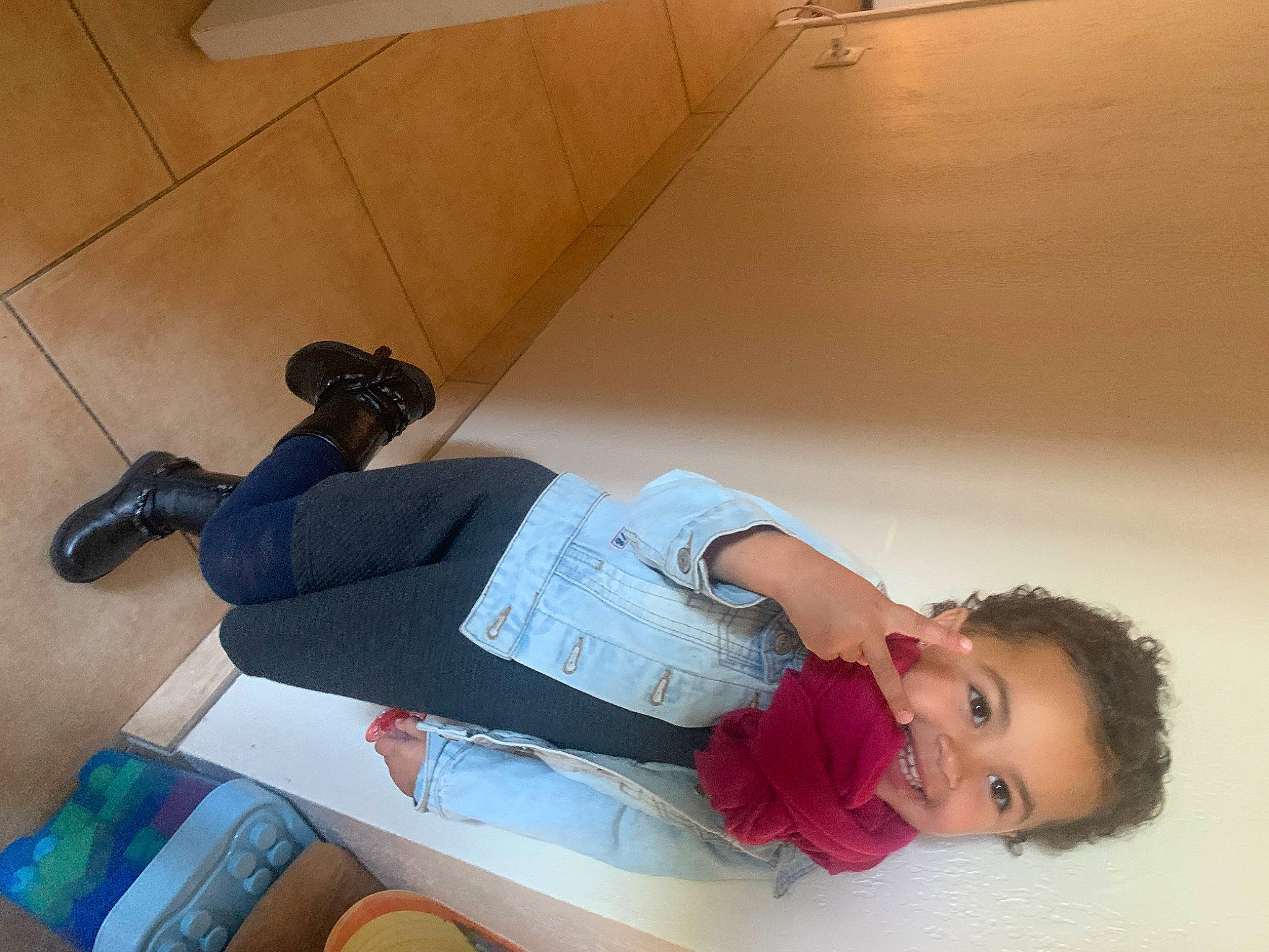 Léna participe au concours pour gagner de l'argent avec cette photo : balance, child, comfort, elbow, floor, flooring, foot, fun, hardwood, human_body, human_leg, joint, joy, knee, leisure, person, sitting, smile, sock, thigh