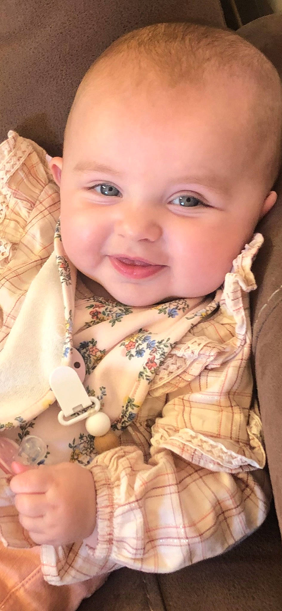 Louise a rejoint le concours — aidez-le/la à gagner de superbes lots ! baby, baby_toddler_clothing, cheek, collar, dress, eye, finger, hand, happy, iris, joy, lip, mouth, neck, nose, outerwear, person, pink, skin, sleeve