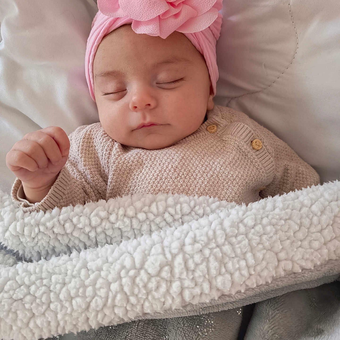 Amayah participe au concours pour gagner de l'argent avec cette photo : baby, sleeping, pink_flower, headband, blanket, cozy, infant, cute, peaceful, soft_texture, knit_sweater, closeup, indoors, portrait, child, resting, toddler, comfort, warm, sleep