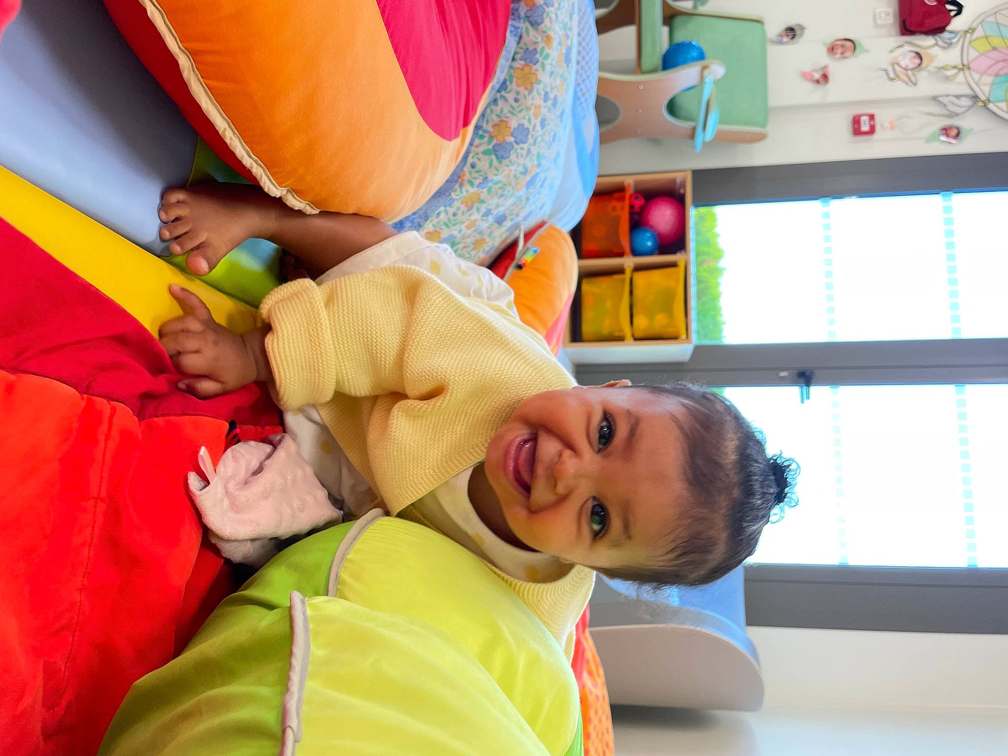 Naïa participe au concours pour gagner de l'argent avec cette photo : arm, baby, child, comfort, event, fun, happy, interaction, kindergarten, leisure, person, play, recreation, room, shelf, sitting, smile, t_shirt, toddler, tree