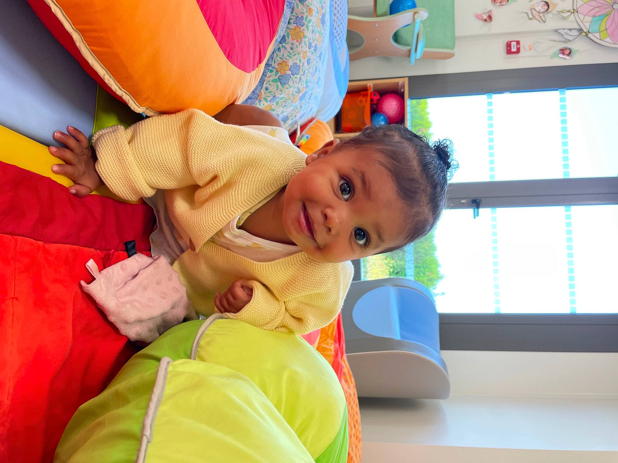 Naïa a rejoint le concours — aidez-le/la à gagner de superbes lots ! baby, baby_products, chair, child, comfort, couch, event, flooring, fun, happy, joy, kindergarten, lap, leisure, person, play, room, sitting, smile, toddler