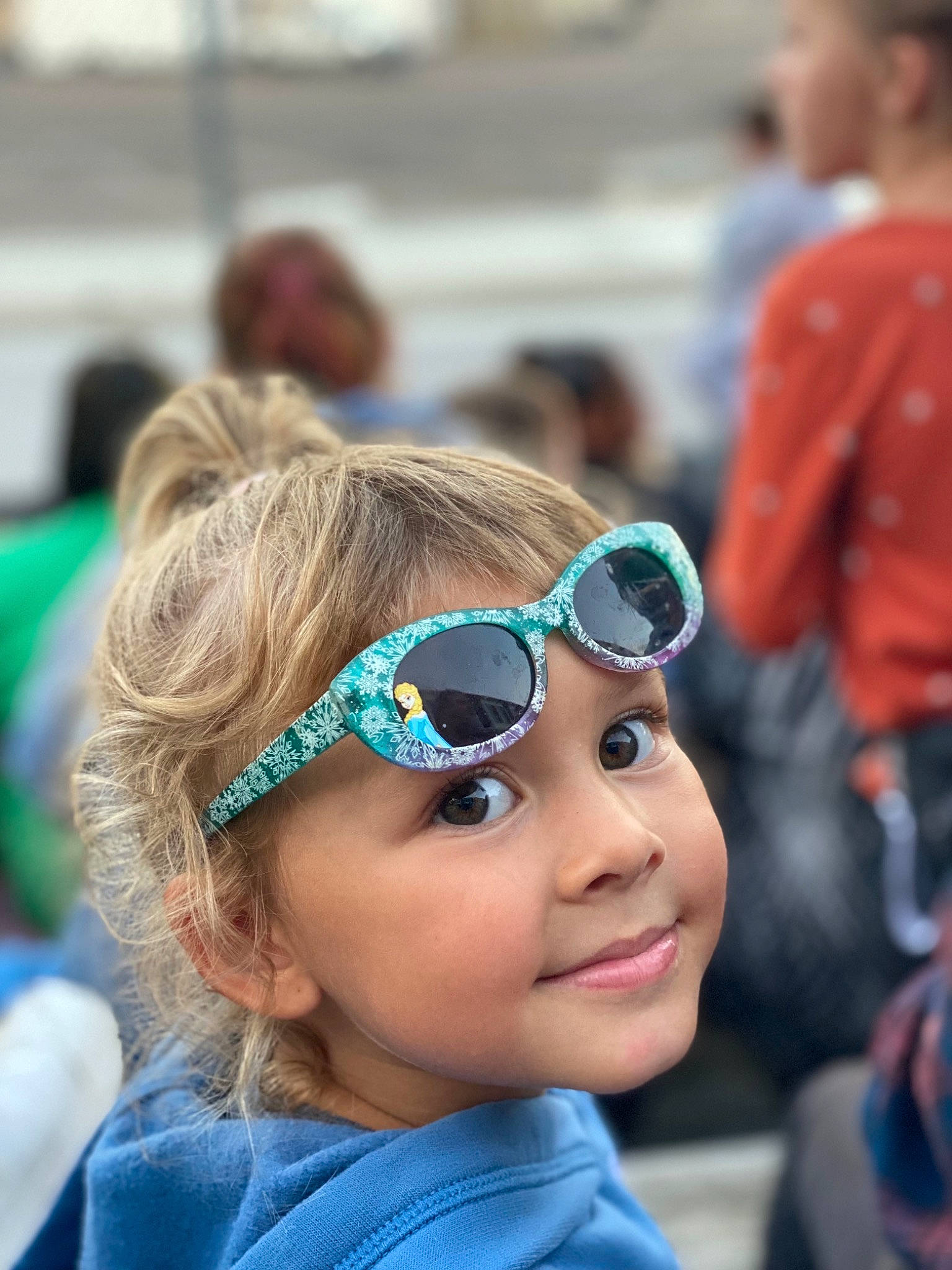Viviana is registered to the contest to win money with this photo: blue, cap, cool, crowd, event, eyewear, fan, fun, glasses, goggles, happy, headgear, headwear, joy, leisure, person, personal_protective_equipment, recreation, smile, street_fashion
