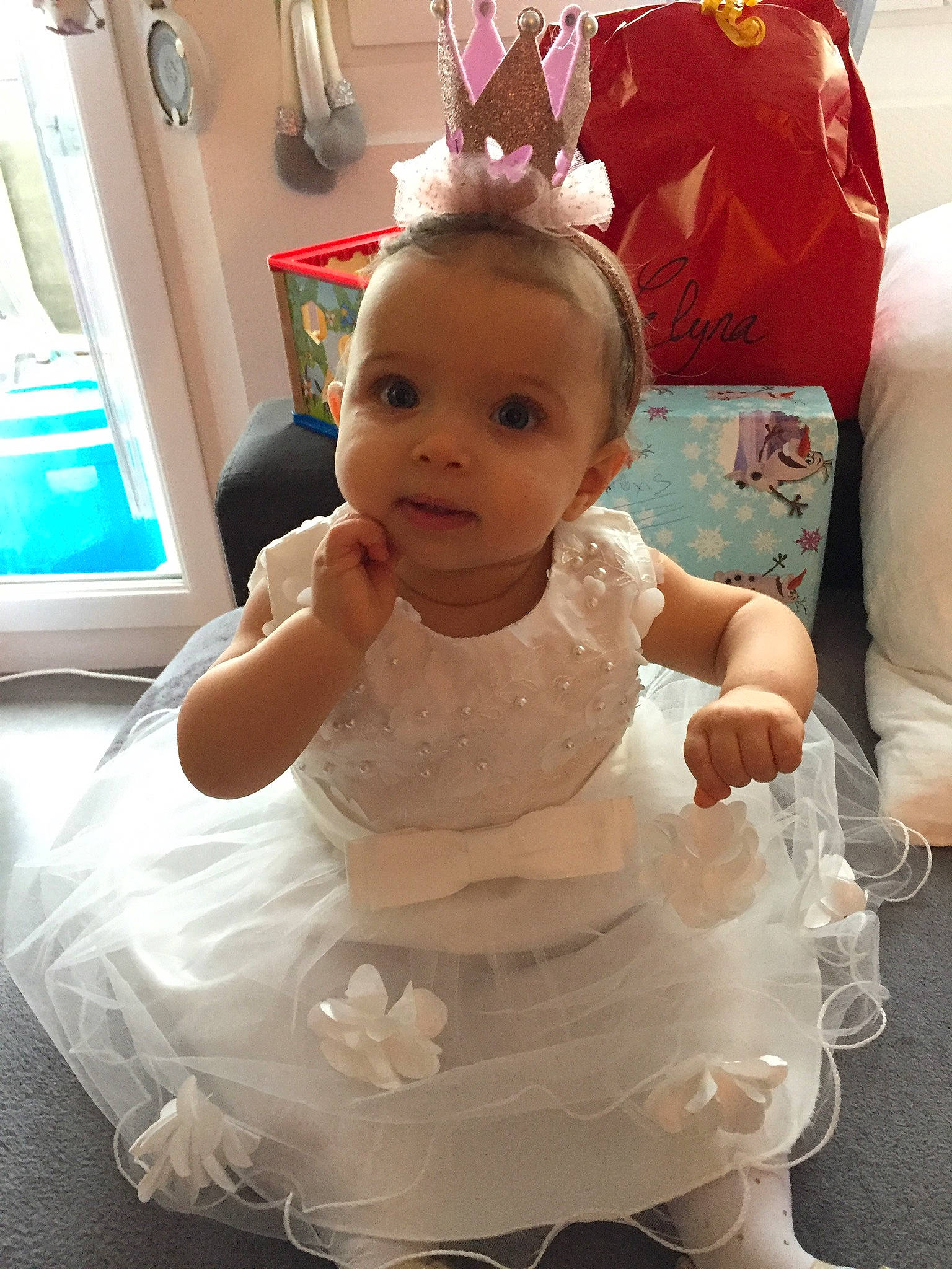 élyna a rejoint le concours — aidez-le/la à gagner de superbes lots ! baby, baby_toddler_clothing, bridal_accessory, dress, event, fun, gown, happy, head, headgear, headpiece, human_body, iris, jewellery, party_supply, person, pink, textile, toddler, toy