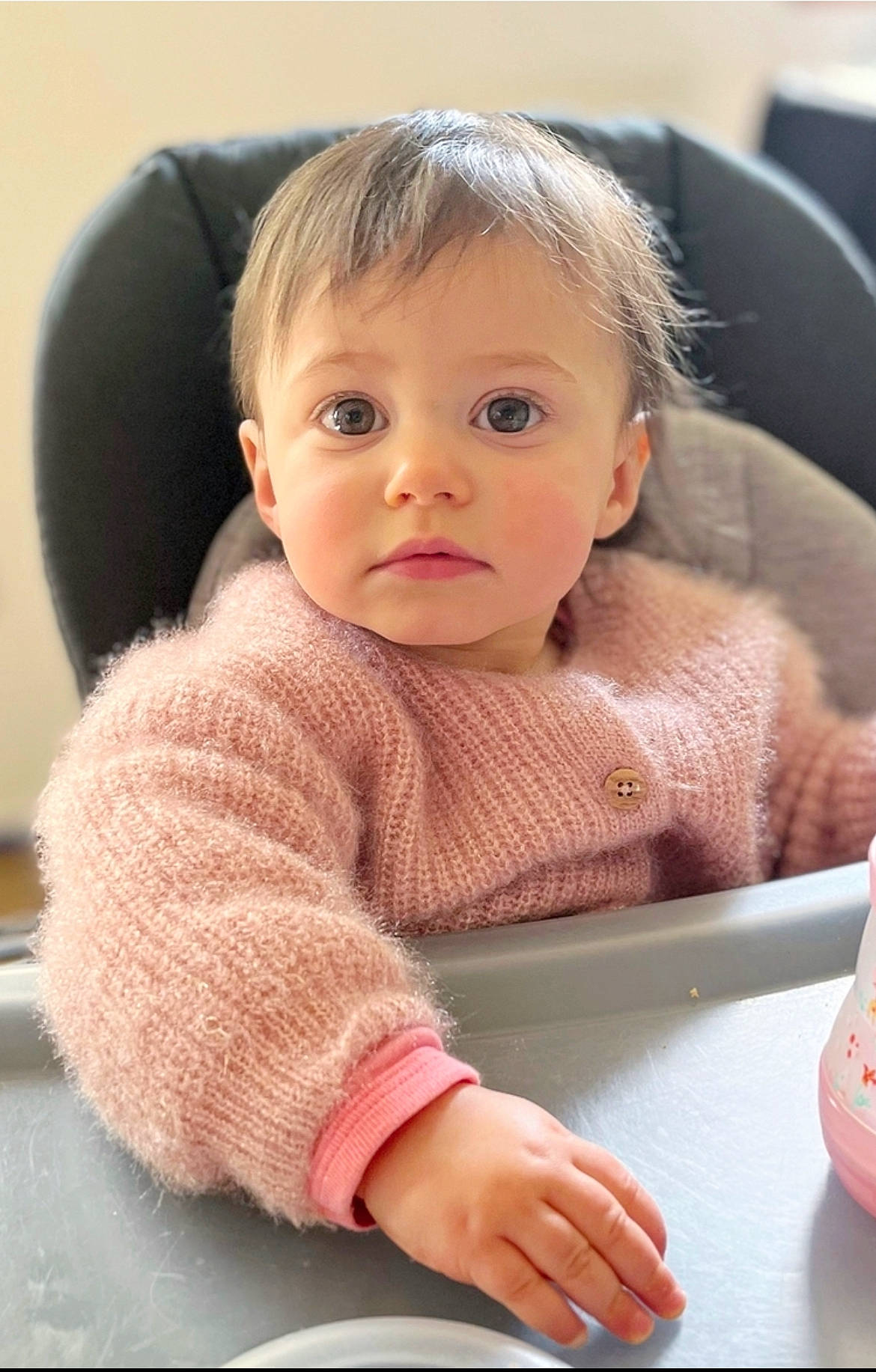 Jade a rejoint le concours — aidez-le/la à gagner de superbes lots ! arm, baby, baby_toddler_clothing, cheek, child, comfort, dress, eye, eyelash, face, finger, flooring, iris, lip, nose, person, sitting, skin, sleeve, table