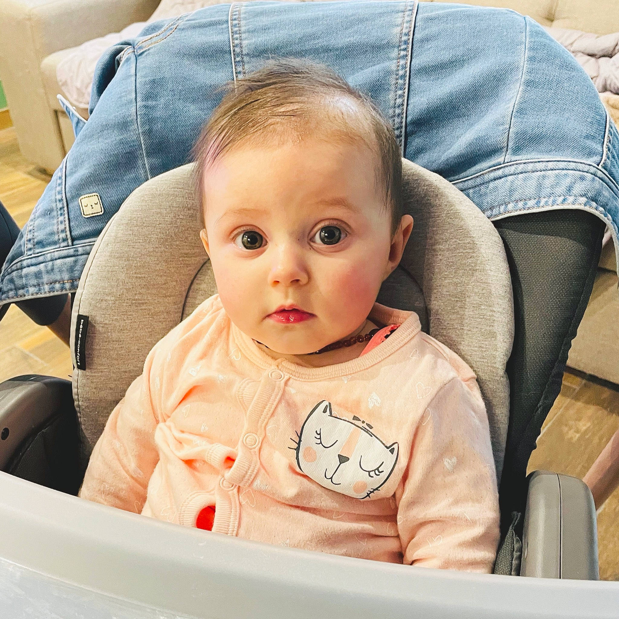 Jade a rejoint le concours — aidez-le/la à gagner de superbes lots ! baby, baby_carriage, baby_safety, baby_toddler_clothing, chair, cheek, child, comfort, ear, eyebrow, facial_expression, happy, iris, organ, person, product, sitting, skin, sleeve, smile