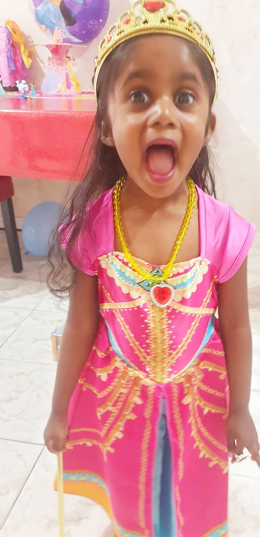 Ashley a rejoint le concours — aidez-le/la à gagner de superbes lots ! beauty, chair, cheek, child, dress, event, fashion_design, fun, happy, leisure, magenta, neck, necklace, organ, pattern, person, pink, recreation, skin, surprise