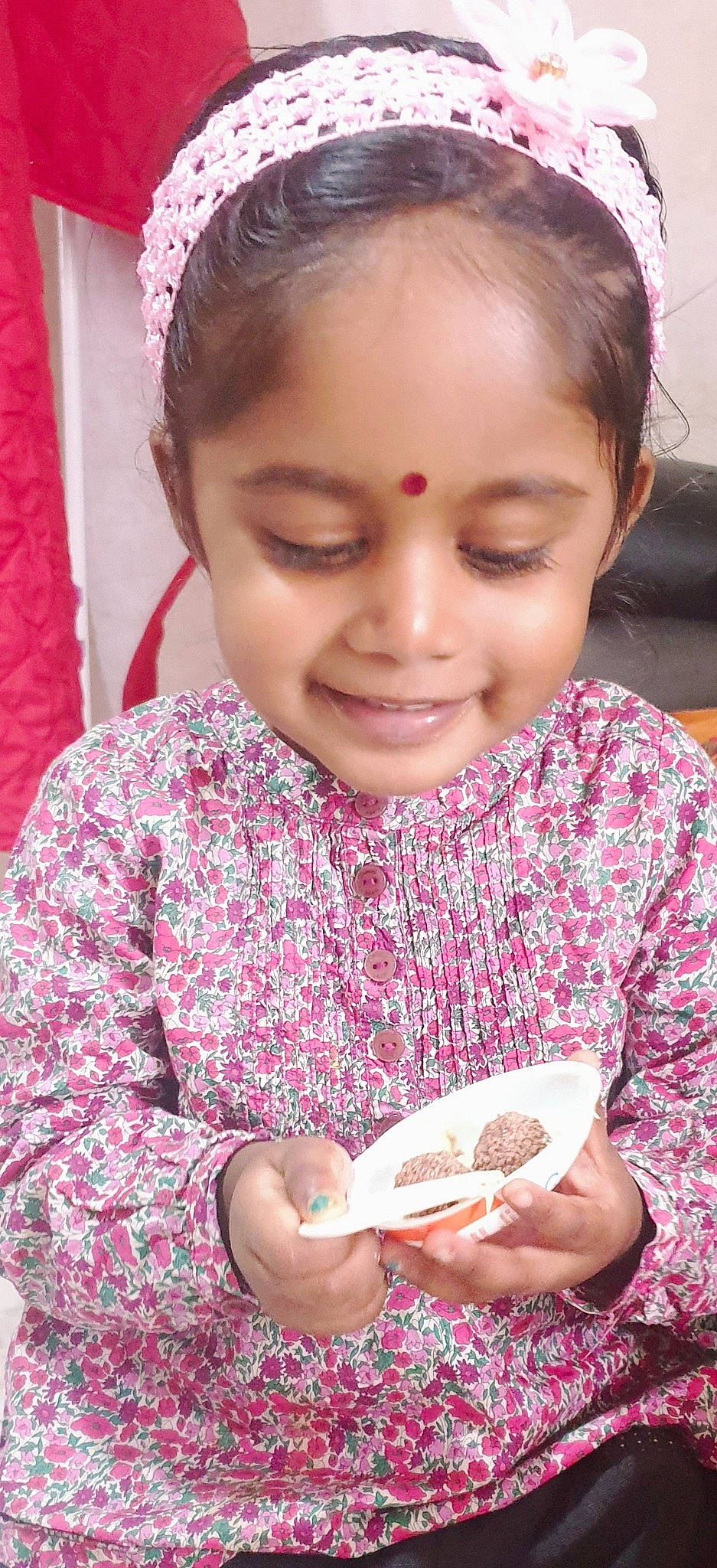 Ashley a rejoint le concours — aidez-le/la à gagner de superbes lots ! adaptation, beauty, child, clothing, curtain, event, face, goggles, hairstyle, happy, head, joy, person, photography, pink, sitting, skin, smile, soil, tableware