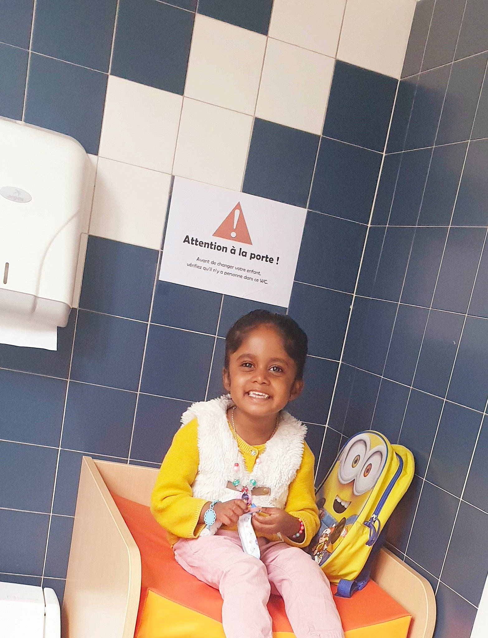 Ashley participe au concours pour gagner de l'argent avec cette photo : automotive_design, beauty, chair, event, flooring, fun, happy, joy, leisure, pattern, person, product, room, sitting, smile, snapshot, space, t_shirt, thigh, toddler