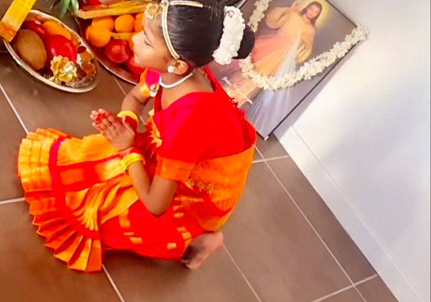 Natacha participe au concours pour gagner de l'argent avec cette photo : abdomen, blurred, citrus, dress, event, flooring, food, fruit, fun, grapefruit, human_leg, natural_foods, orange, peach, person, personal_protective_equipment, produce, room, tableware, thigh