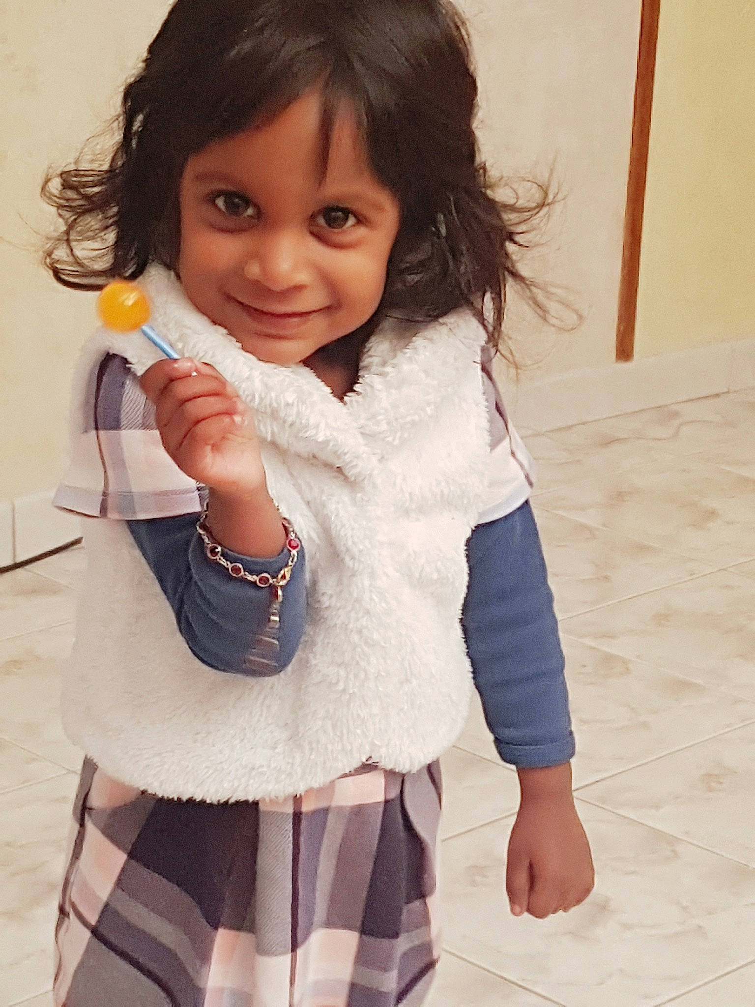 Natacha participe au concours pour gagner de l'argent avec cette photo : arm, baby_toddler_clothing, clothing, collar, cool, dress_shirt, eyelash, finger, gesture, hair, hairstyle, iris, joint, joy, neck, outerwear, person, shoulder, skin, sleeve