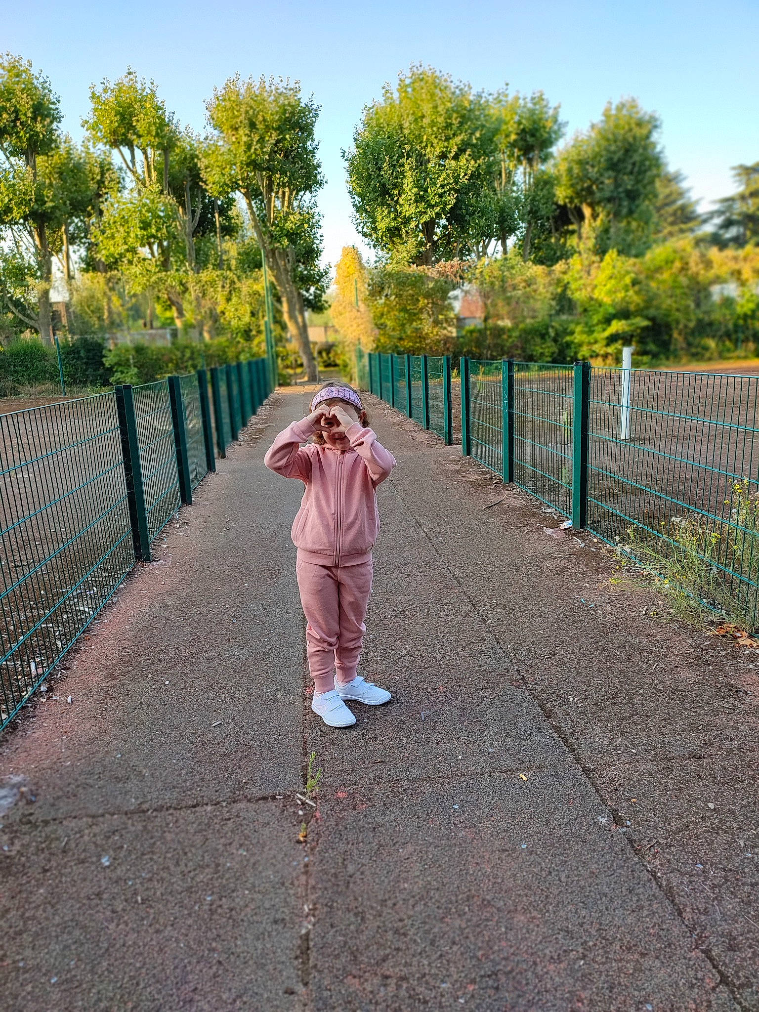 Evelina a rejoint le concours — aidez-le/la à gagner de superbes lots ! asphalt, botany, fence, fun, grass, leaf, leisure, pedestrian, people_in_nature, person, plant, recreation, road, road_surface, sidewalk, sky, street_fashion, tints_and_shades, toddler, tree