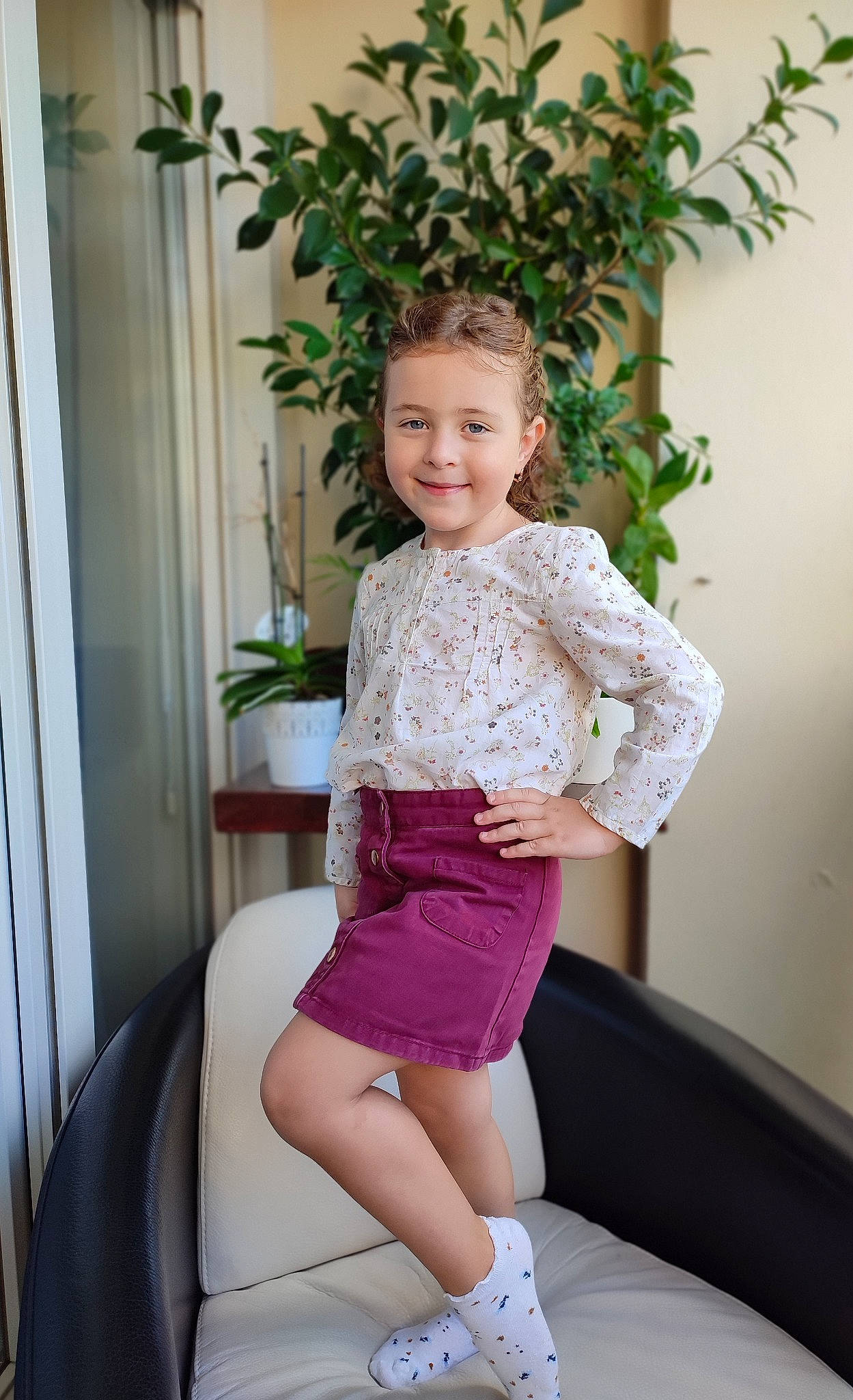 Evelina participe au concours pour gagner de l'argent avec cette photo : arm, clothing, eye, face, hair, happy, iris, joy, knee, leg, person, pink, plant, shorts, skin, sleeve, smile, sock, standing, textile