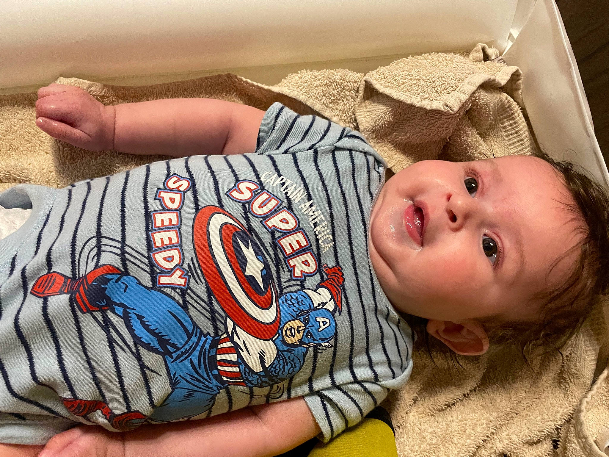 Jayden participe au concours pour gagner de l'argent avec cette photo : arm, baby, baby_toddler_clothing, cheek, comfort, elbow, eye, finger, hand, head, human_body, mammal, mouth, nose, organ, person, skin, sleeve, smile, textile