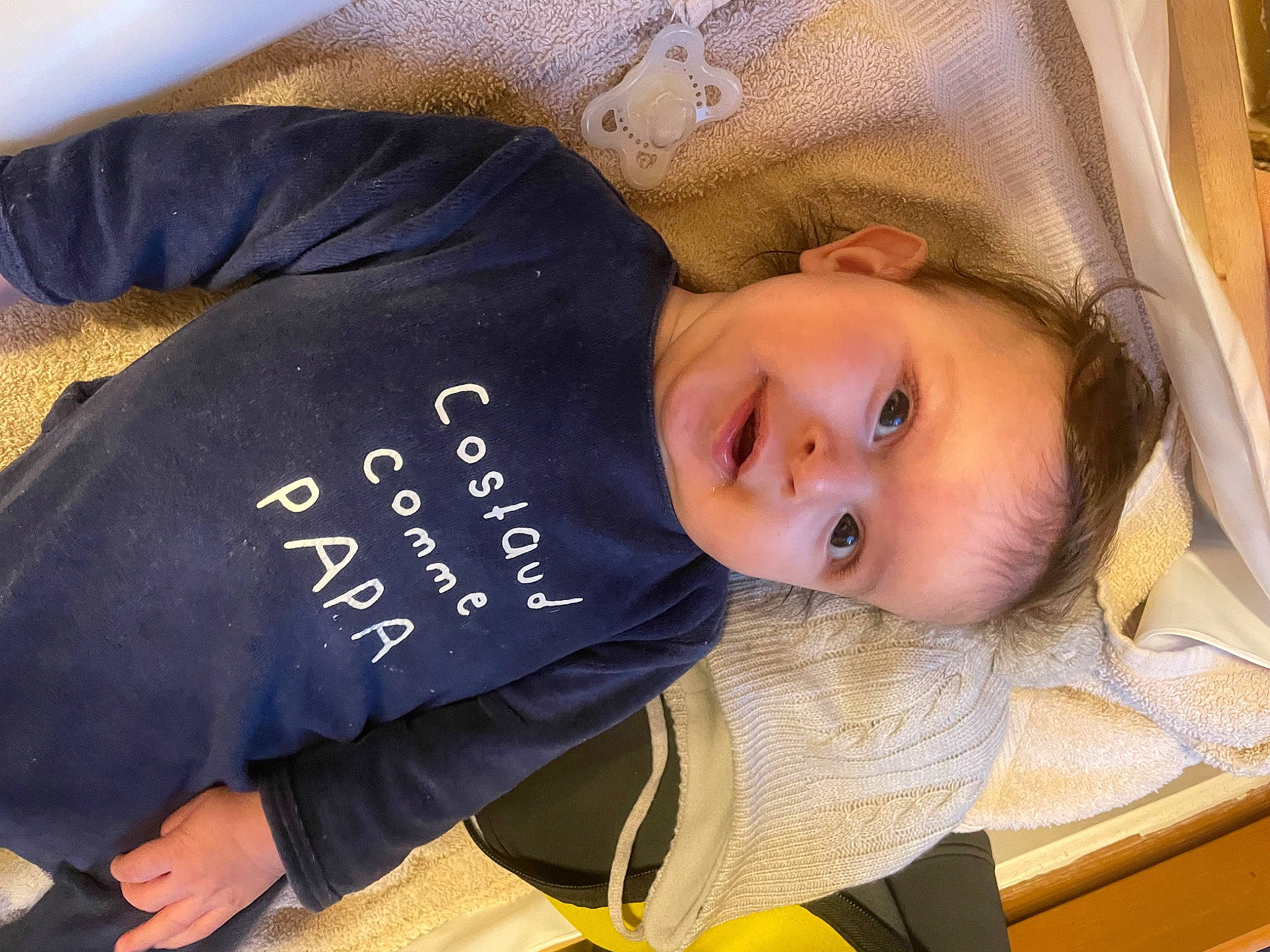 Jayden a rejoint le concours — aidez-le/la à gagner de superbes lots ! baby, baby_products, baby_safety, baby_toddler_clothing, cheek, child, comfort, eye, happy, head, linens, person, room, sitting, skin, sleeve, smile, toddler, tree, wood