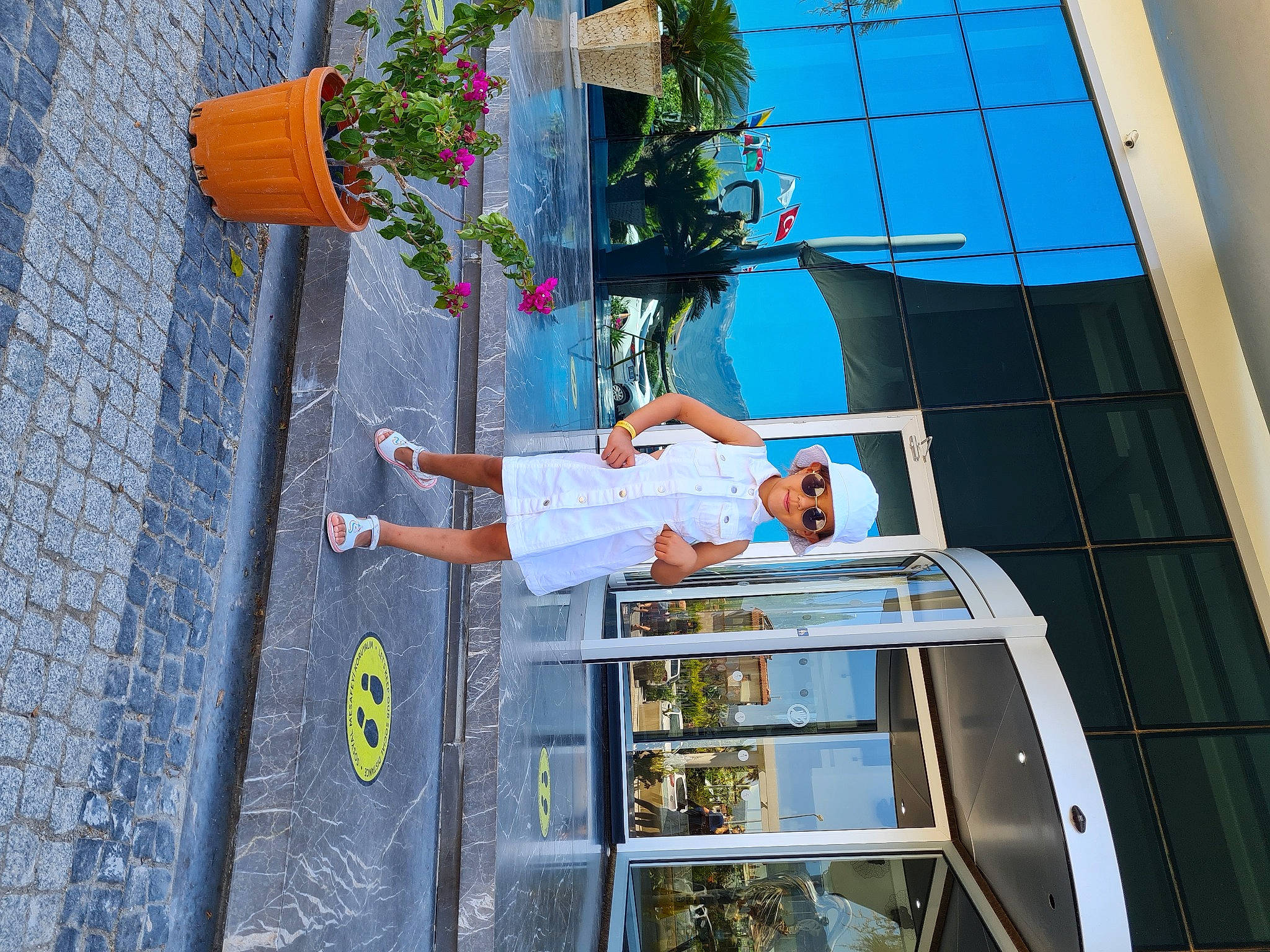 Camelia a rejoint le concours — aidez-le/la à gagner de superbes lots ! advertising, apartment, balcony, blue, city, condominium, electric_blue, facade, flowerpot, fun, glass, handrail, headwear, leisure, metal, mixed_use, person, stairs, t_shirt, tree