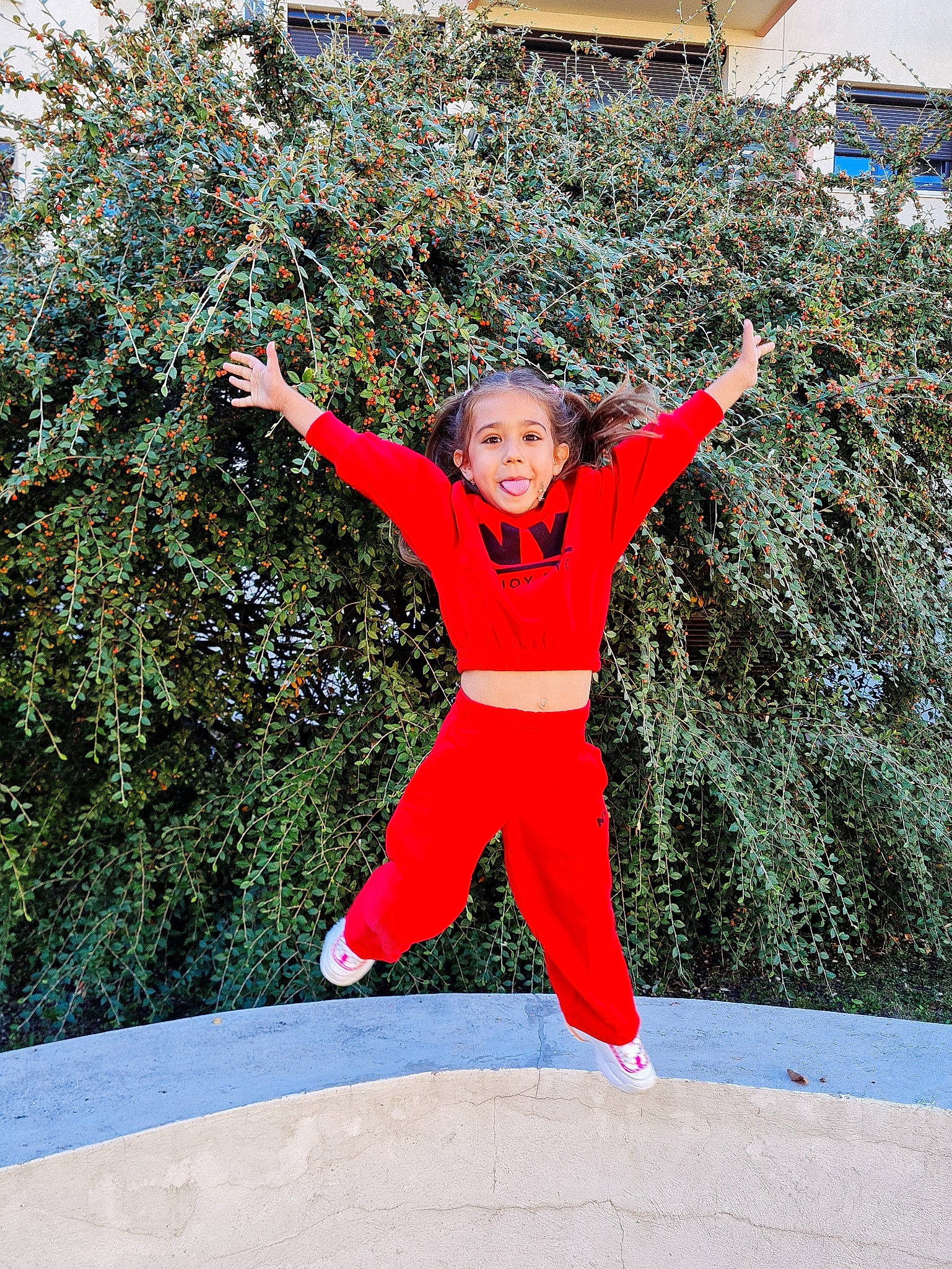 Camelia a rejoint le concours — aidez-le/la à gagner de superbes lots ! balance, carmine, electric_blue, event, fictional_character, fun, gesture, grass, happy, holiday, leisure, people_in_nature, person, recreation, sleeve, smile, sweatpant, vacation, winter