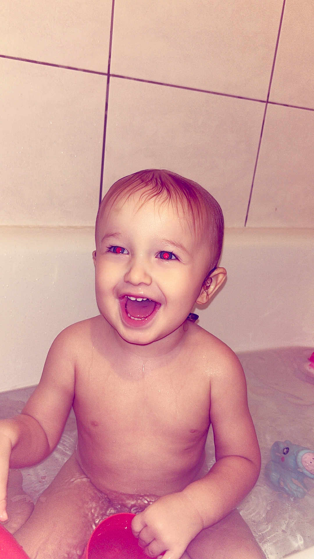 Ewen a rejoint le concours — aidez-le/la à gagner de superbes lots ! toddler, child, bathtub, bath_time, smiling, happy, water, toy, red_cup, skin, wet, indoor, bath_toy, splash, tiles, young_child, cute, play, fun, bathroom