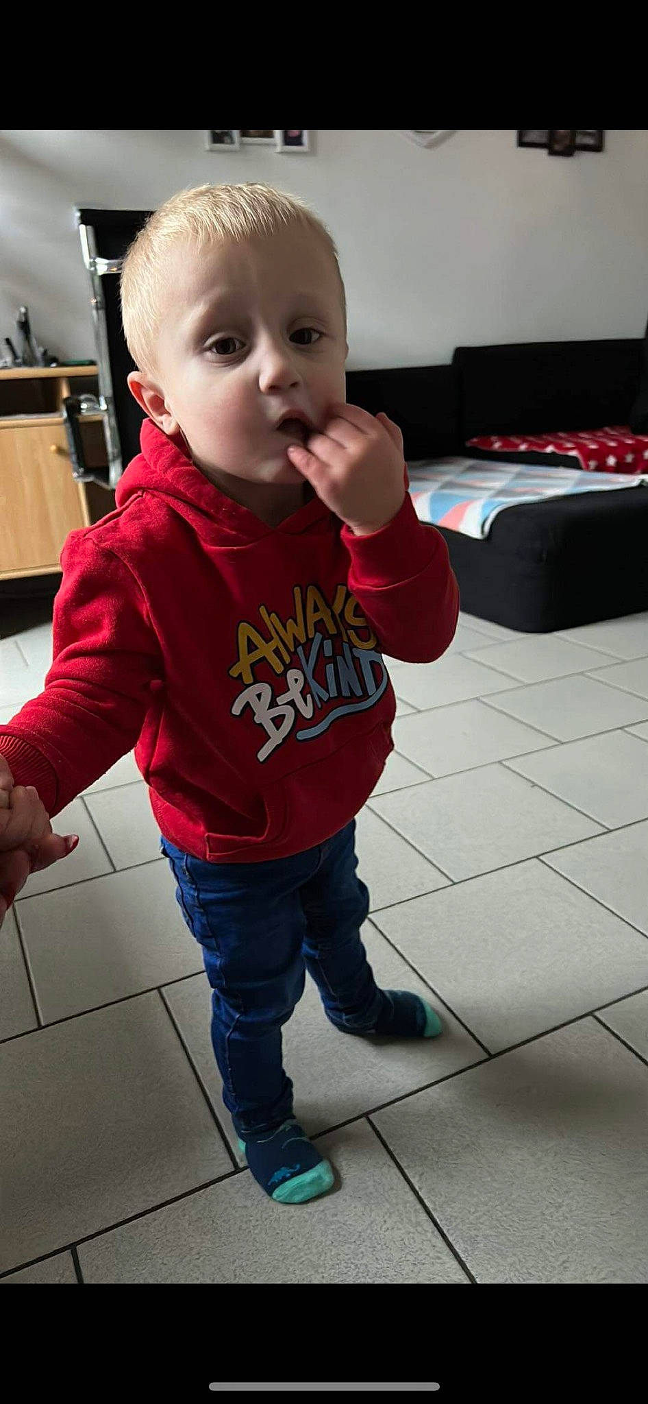 Bébé Diego a rejoint le concours — aidez-le/la à gagner de superbes lots ! baby, baby_toddler_clothing, cheek, child, cool, floor, flooring, fun, happy, head, jeans, joint, leg, person, red, shoe, skin, sleeve, standing, surprise