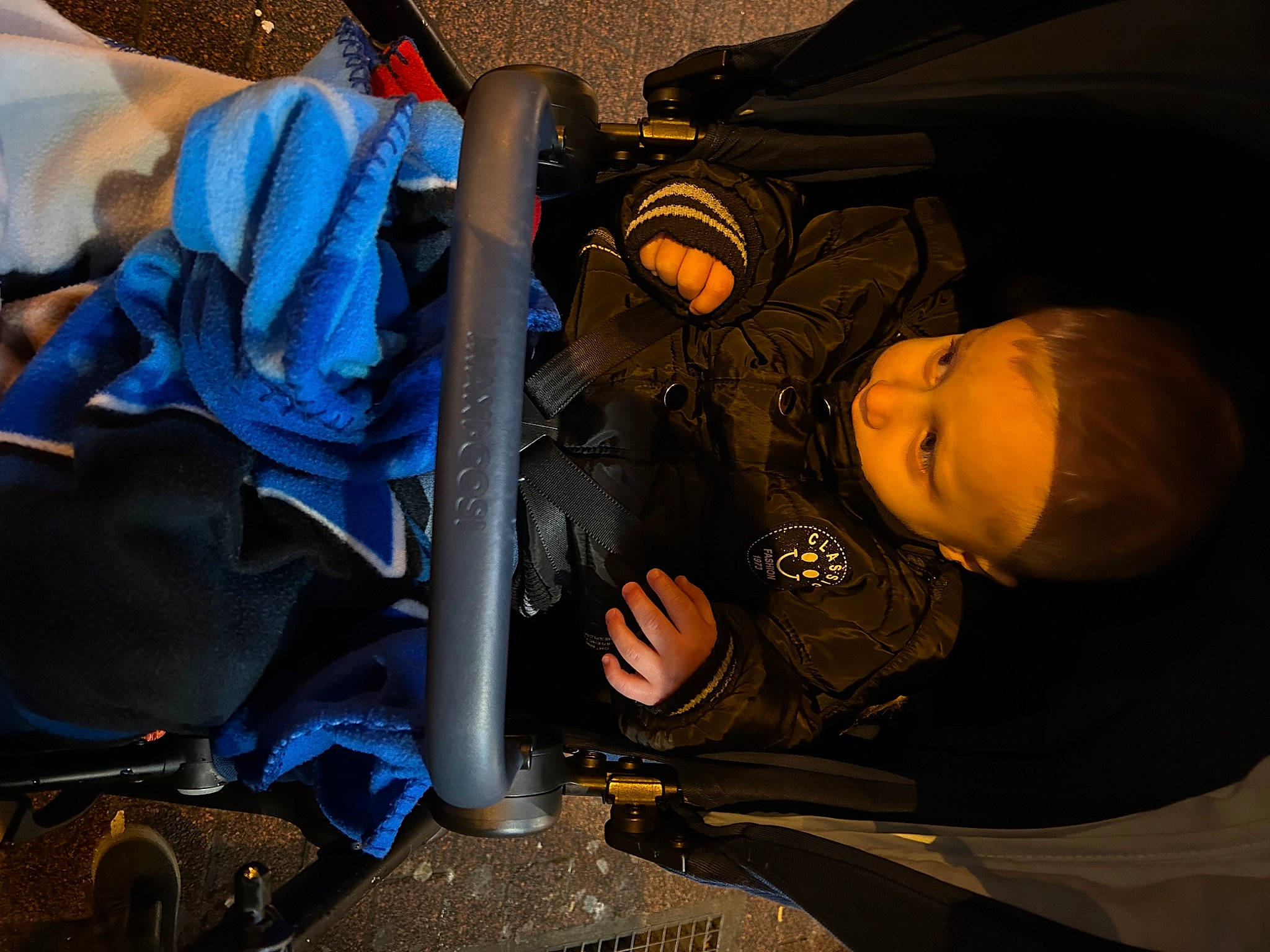 Bébé Diego a rejoint le concours — aidez-le/la à gagner de superbes lots ! audio_equipment, auto_part, baby, baby_carriage, baby_products, backpack, bag, baggage, child, comfort, electric_blue, fashion_accessory, fun, hat, luggage_and_bags, person, personal_protective_equipment, room, sports_gear, toddler