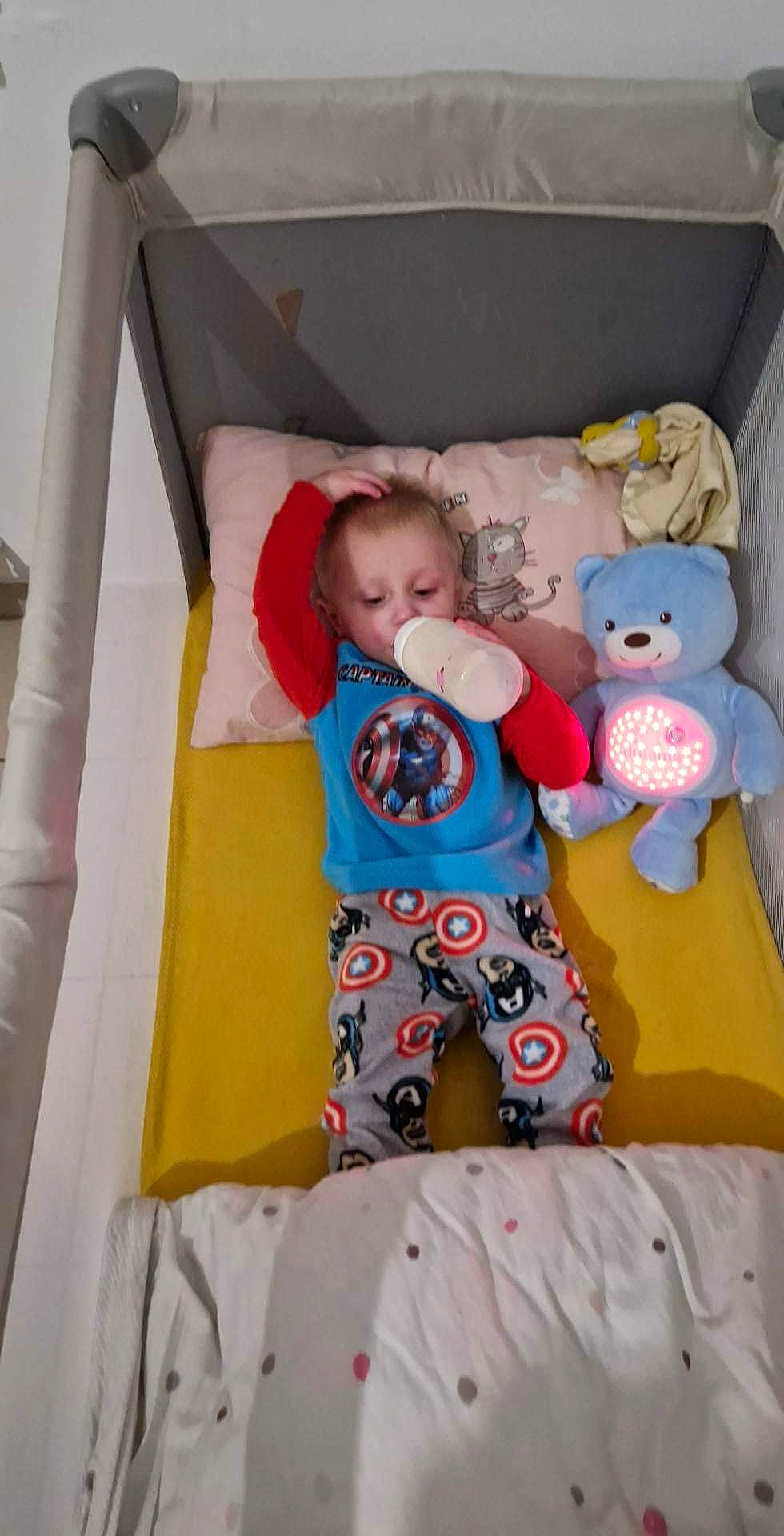 Bébé Diego participe au concours pour gagner de l'argent avec cette photo : baby, baby_products, baby_toddler_clothing, baby_toys, bed, bedding, bedtime, child, comfort, couch, fun, linens, person, room, sitting, stuffed_toy, t_shirt, teddy_bear, textile, toddler