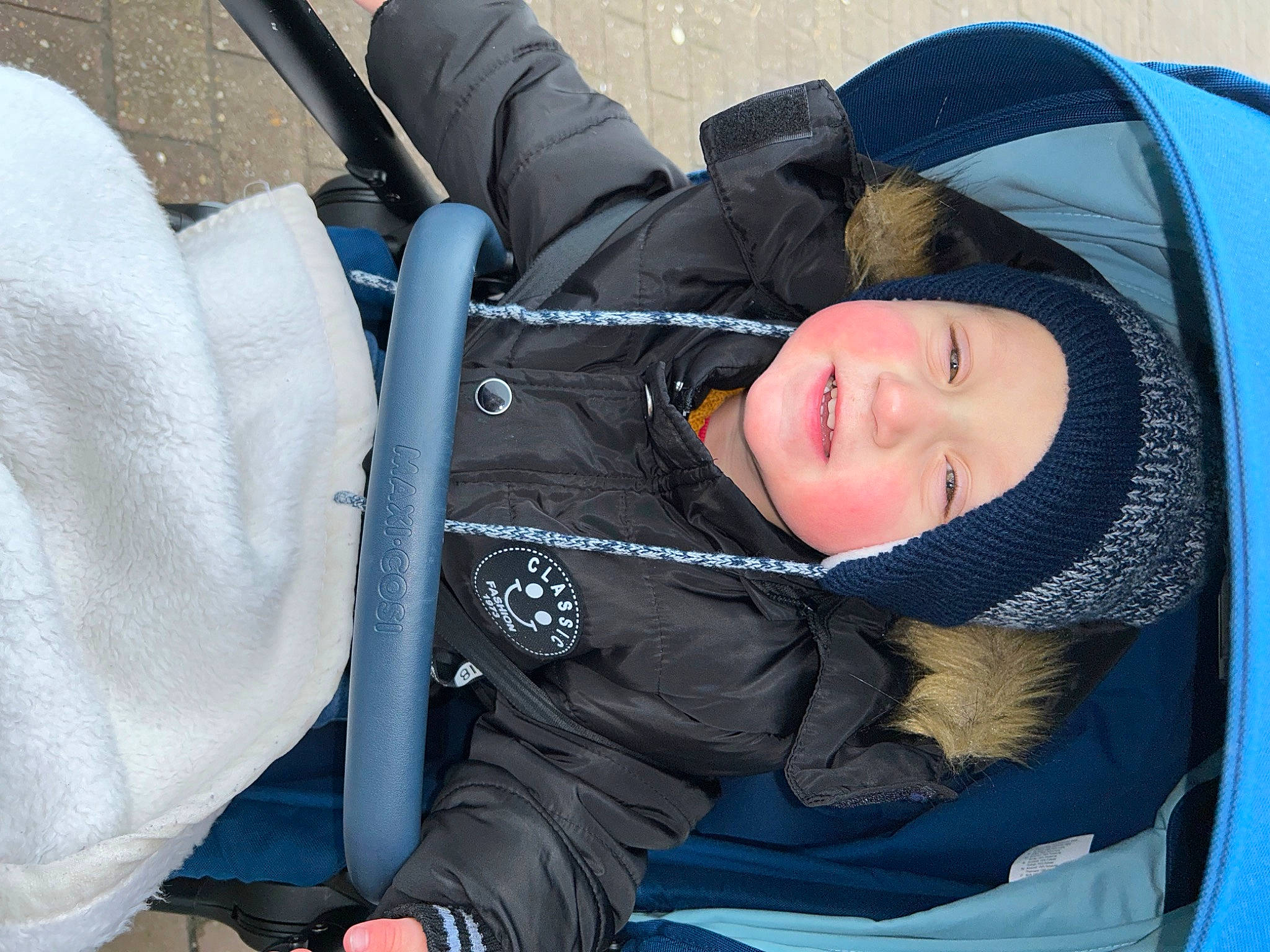 Bébé Diego participe au concours pour gagner de l'argent avec cette photo : auto_part, baby, baby_carriage, baby_products, baby_toddler_clothing, car_seat, car_seat_cover, child, comfort, electric_blue, fun, head_restraint, headwear, motor_vehicle, person, product, sitting, smile, toddler, travel