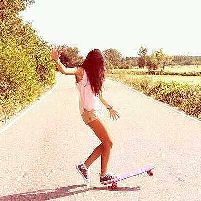 Laly participe au concours pour gagner de l'argent avec cette photo : footwear, jogging, leisure, longboard, longboarding, play, skateboard, skateboarding_equipment_and_supplies