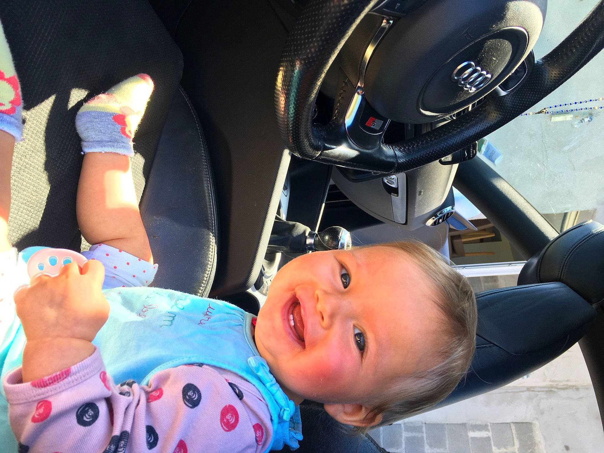 Kamillia a rejoint le concours — aidez-le/la à gagner de superbes lots ! baby, baby_carriage, baby_products, car_seat, child, joy, person, product, toddler, vehicle