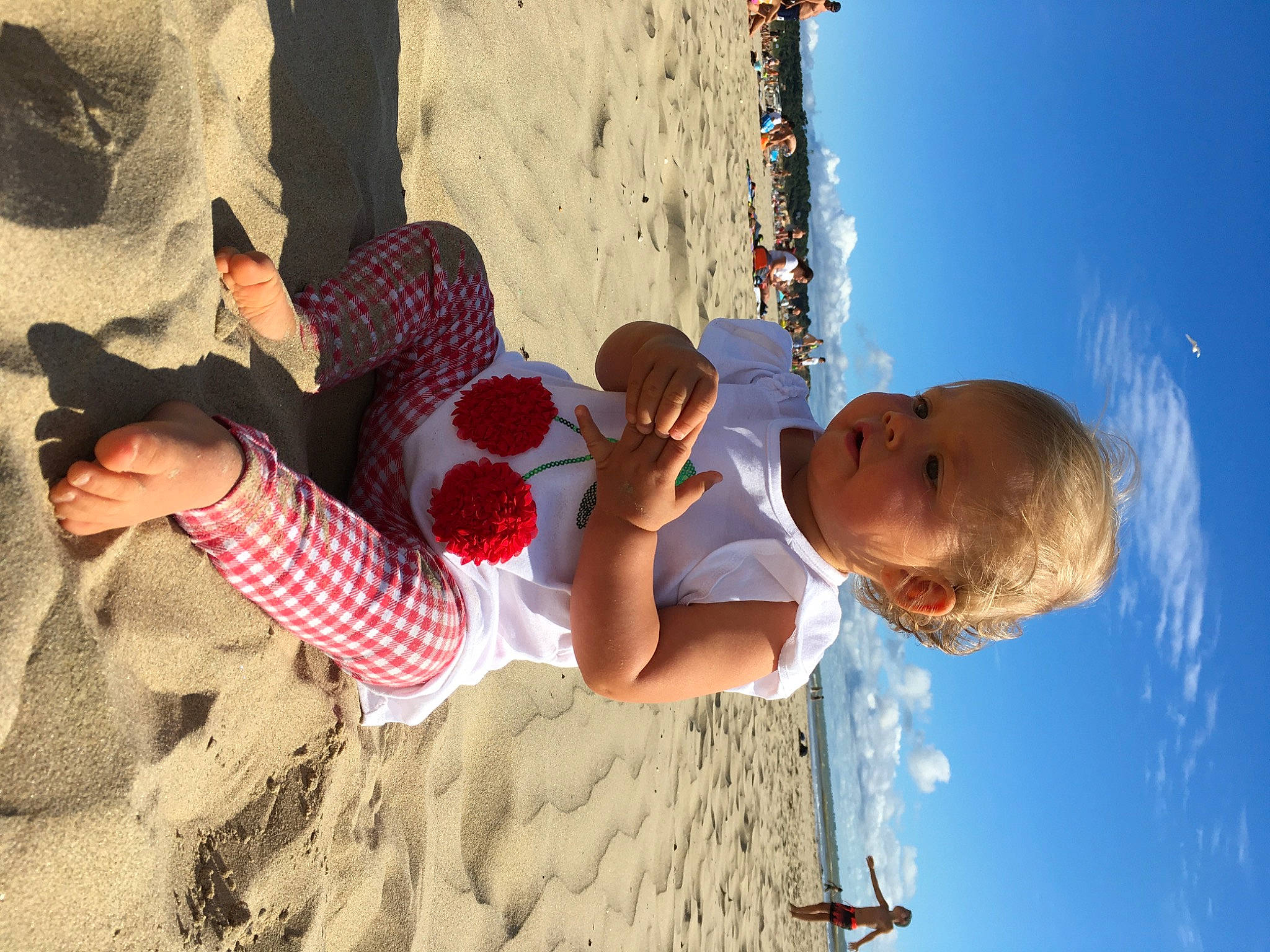 Kamillia participe au concours pour gagner de l'argent avec cette photo : child, fun, happy, person, play, sand, sky, smile, toddler, tree, vacation