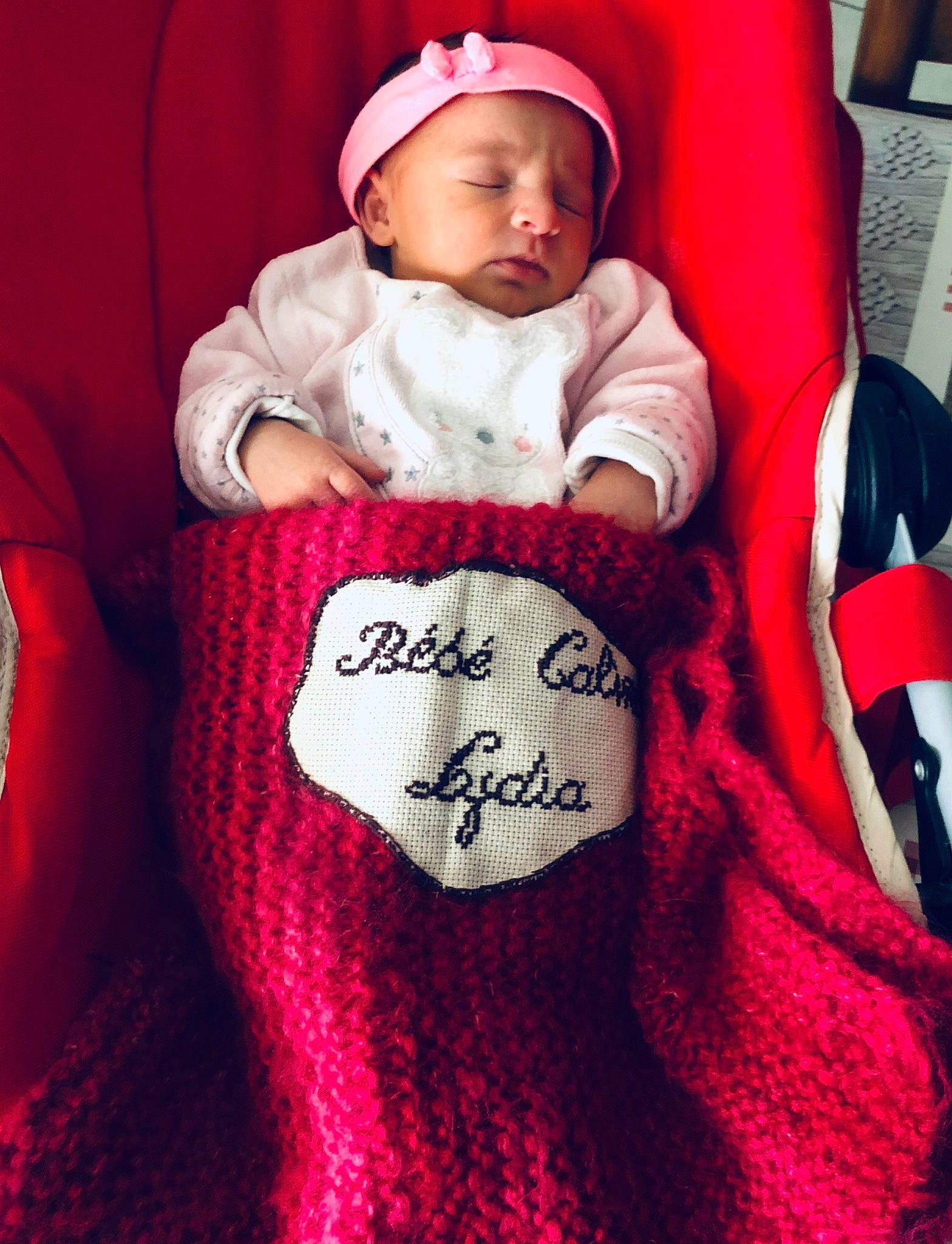 Lydia participe au concours pour gagner de l'argent avec cette photo : baby, baby_sleeping, baby_toddler_clothing, beauty, comfort, cool, handwriting, happy, headgear, headwear, human, human_body, magenta, mammal, organ, person, pink, product, red, sleeve