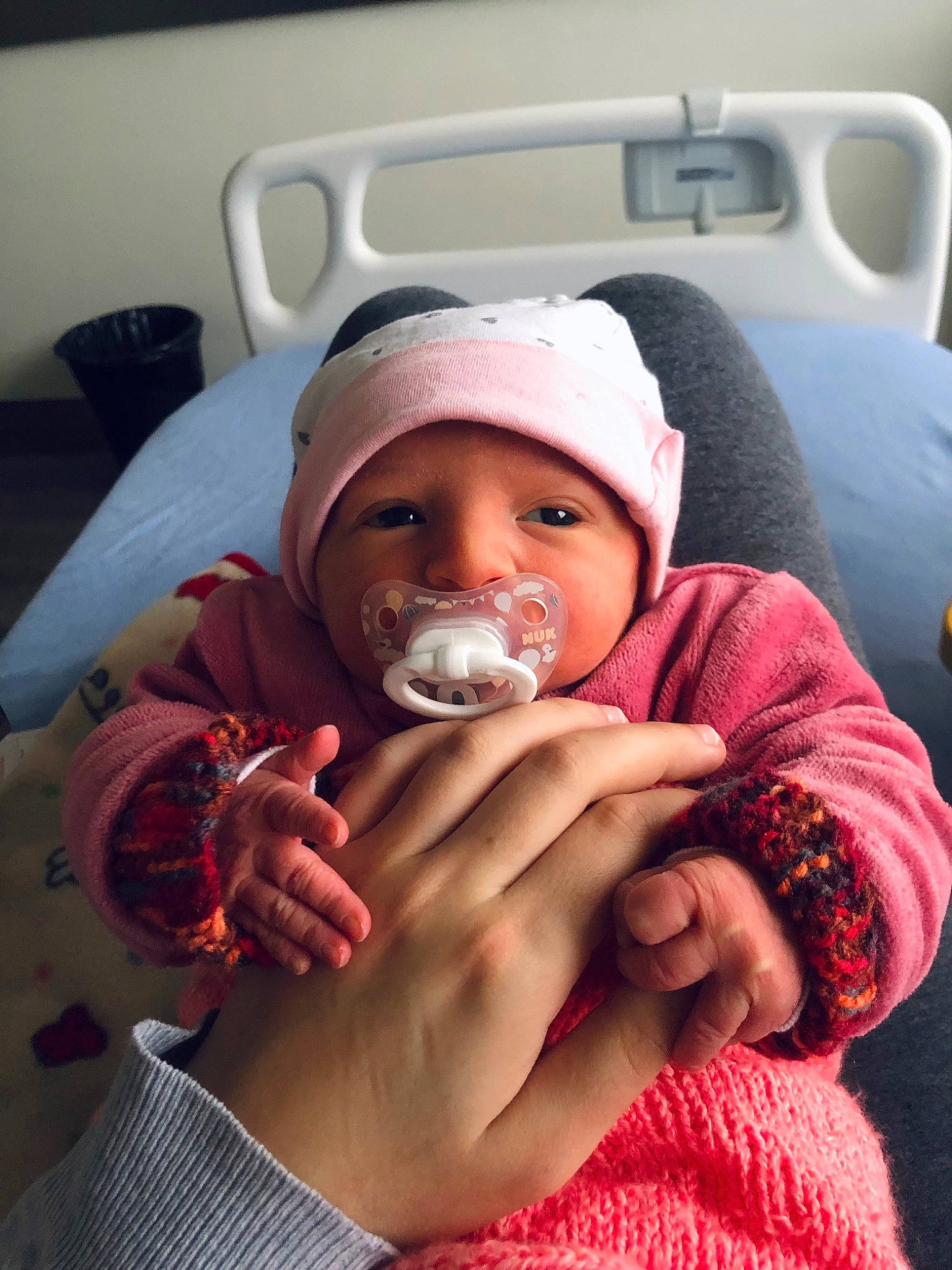 Lydia a rejoint le concours — aidez-le/la à gagner de superbes lots ! arm, auto_part, baby, baby_products, car_seat, child, comfort, drinking, drinkware, family_car, finger, gesture, hand, head, headwear, nail, person, sitting, skin, thumb