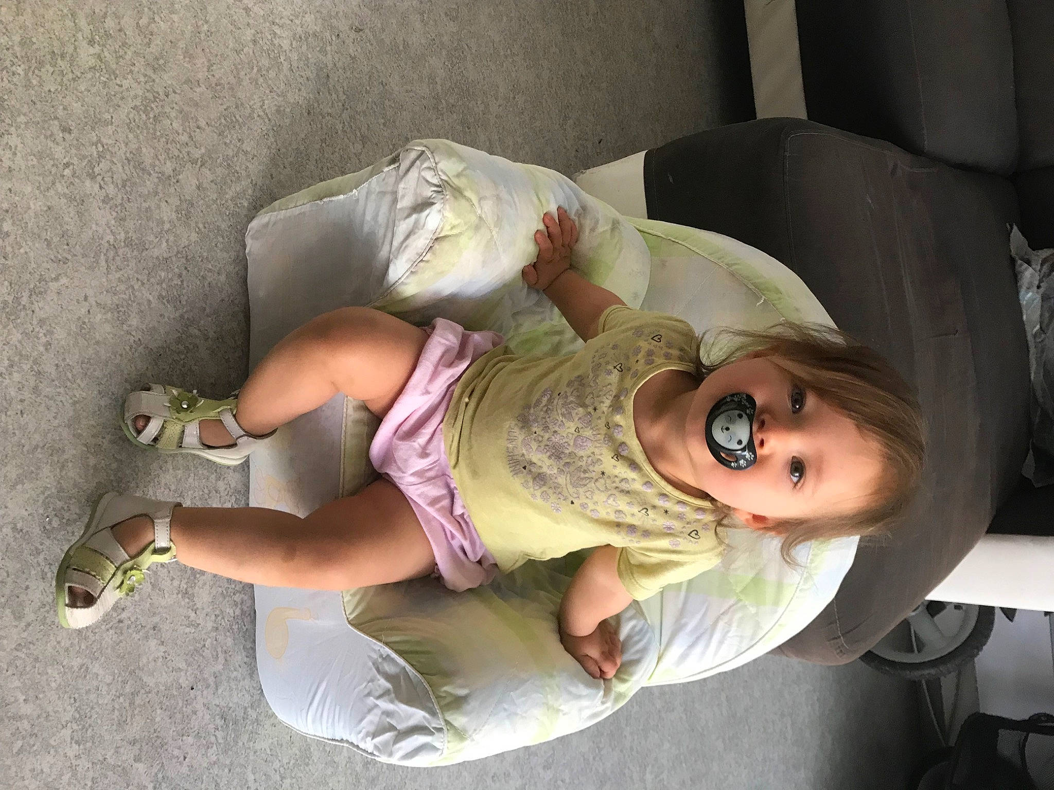 Inaya a rejoint le concours — aidez-le/la à gagner de superbes lots ! arm, child, comfort, doll, elbow, eyewear, fawn, foot, fun, hat, human_leg, knee, person, room, sandal, sitting, sunglasses, thigh, toddler, toy