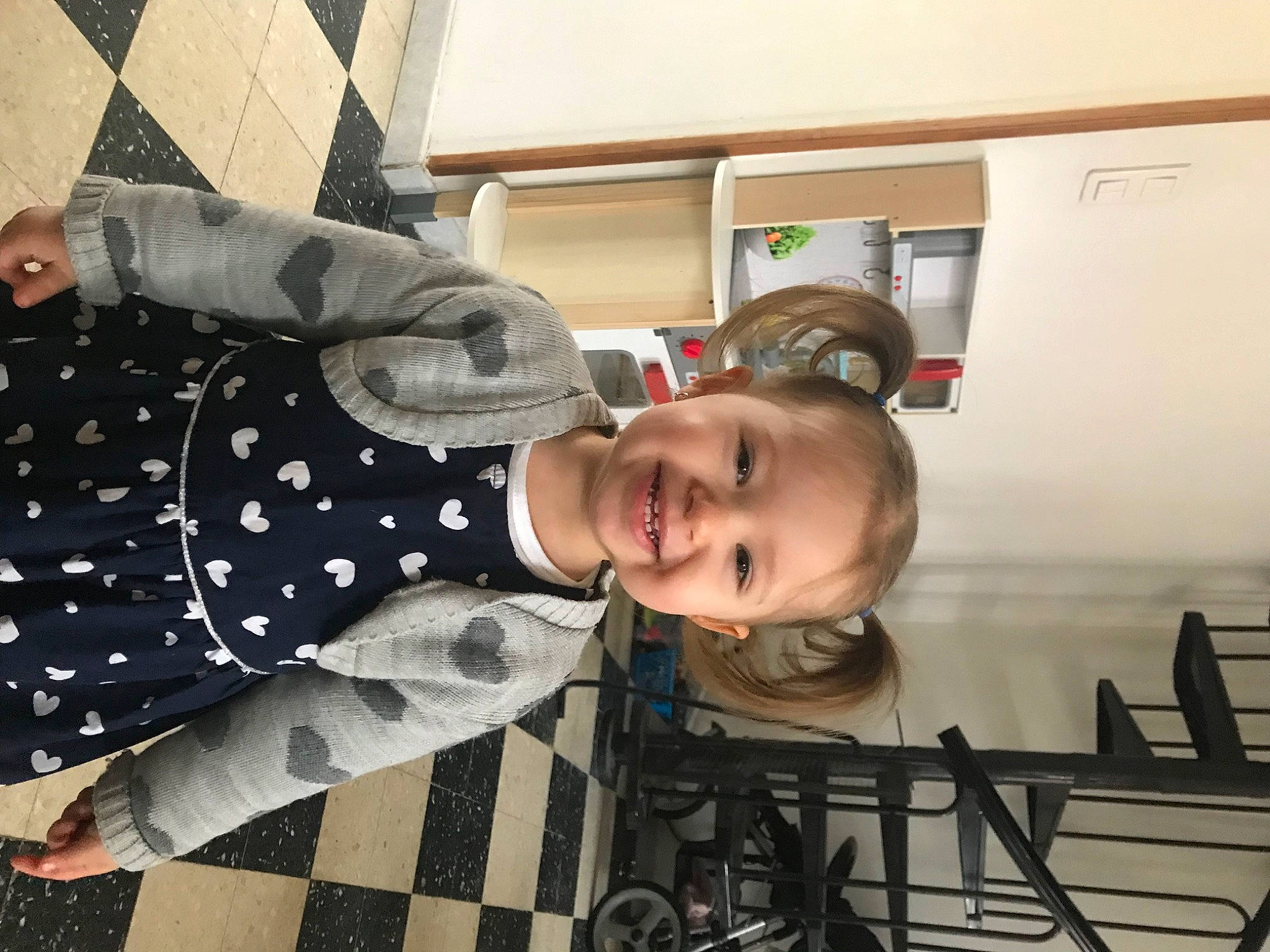 Inaya a rejoint le concours — aidez-le/la à gagner de superbes lots ! baby_toddler_clothing, child, flooring, fun, happy, joy, pattern, person, room, sleeve, smile, toddler