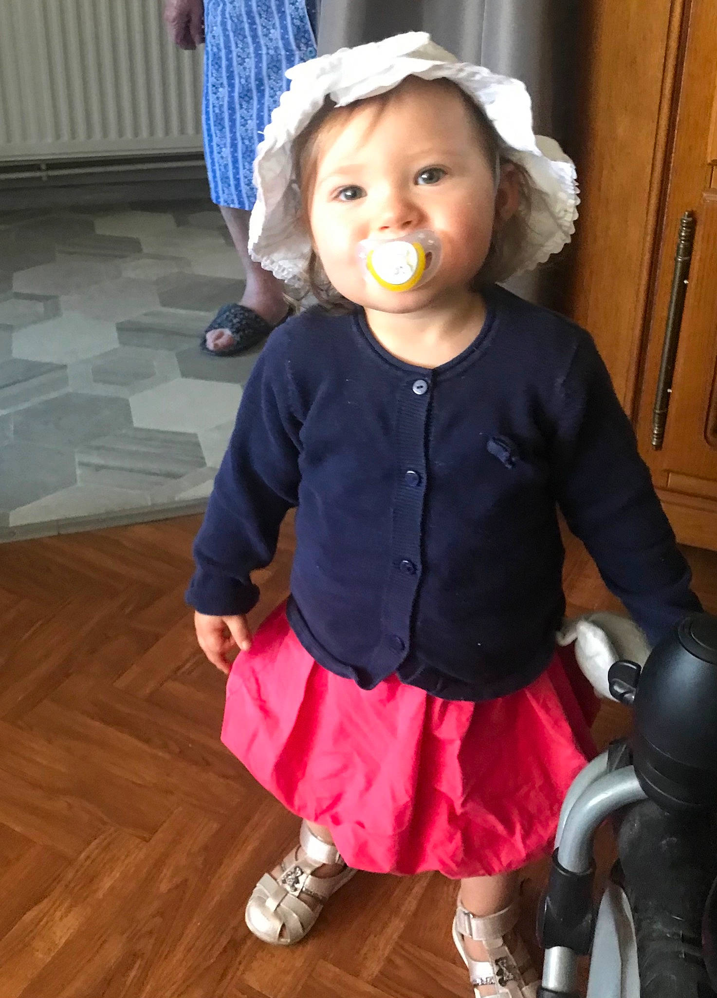 Inaya a rejoint le concours — aidez-le/la à gagner de superbes lots ! arm, baby_toddler_clothing, child, clothing, eye, face, happy, head, iris, leg, organ, person, pink, purple, skin, sleeve, smile, standing, toddler, white