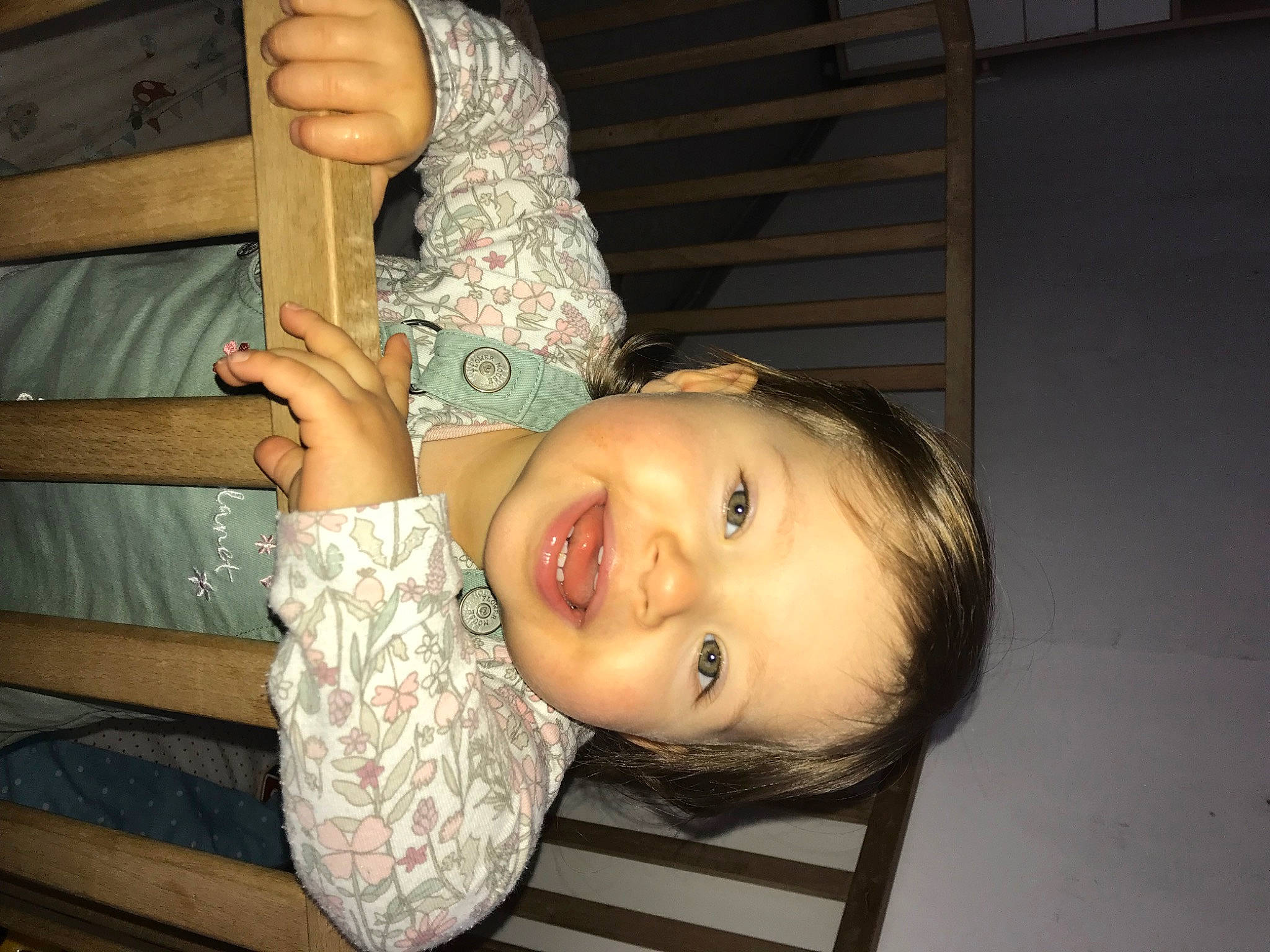 Inaya a rejoint le concours — aidez-le/la à gagner de superbes lots ! baby_toddler_clothing, cheek, elbow, eye, finger, flash_photography, fun, gesture, hand, happy, head, human_body, lip, neck, nose, person, skin, smile, thumb, toddler