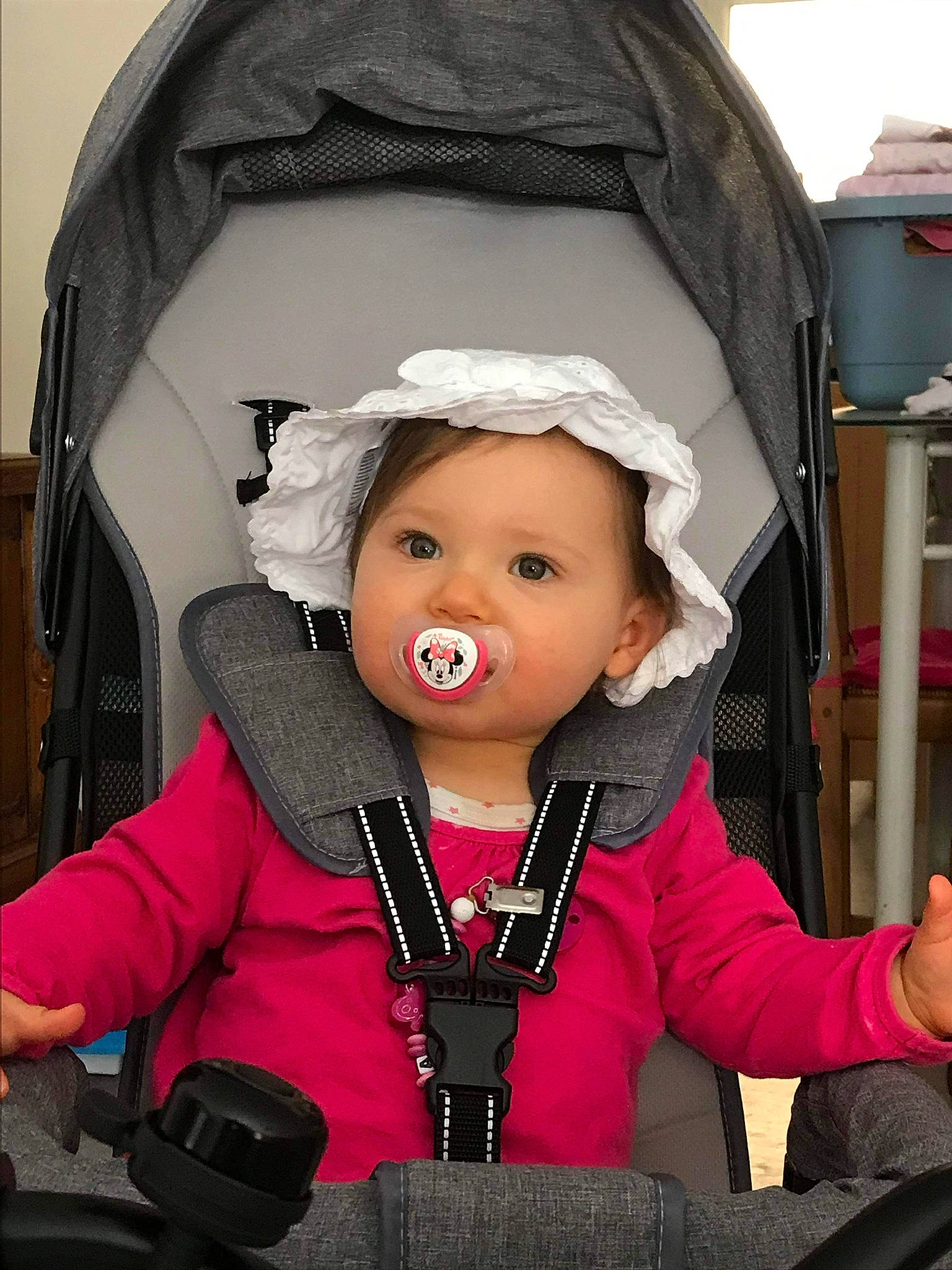 Inaya participe au concours pour gagner de l'argent avec cette photo : baby, baby_carriage, baby_products, baby_toddler_clothing, car_seat, carmine, cheek, child, comfort, costume, facial_expression, fashion_accessory, fun, happy, headwear, mammal, person, pink, product, skin