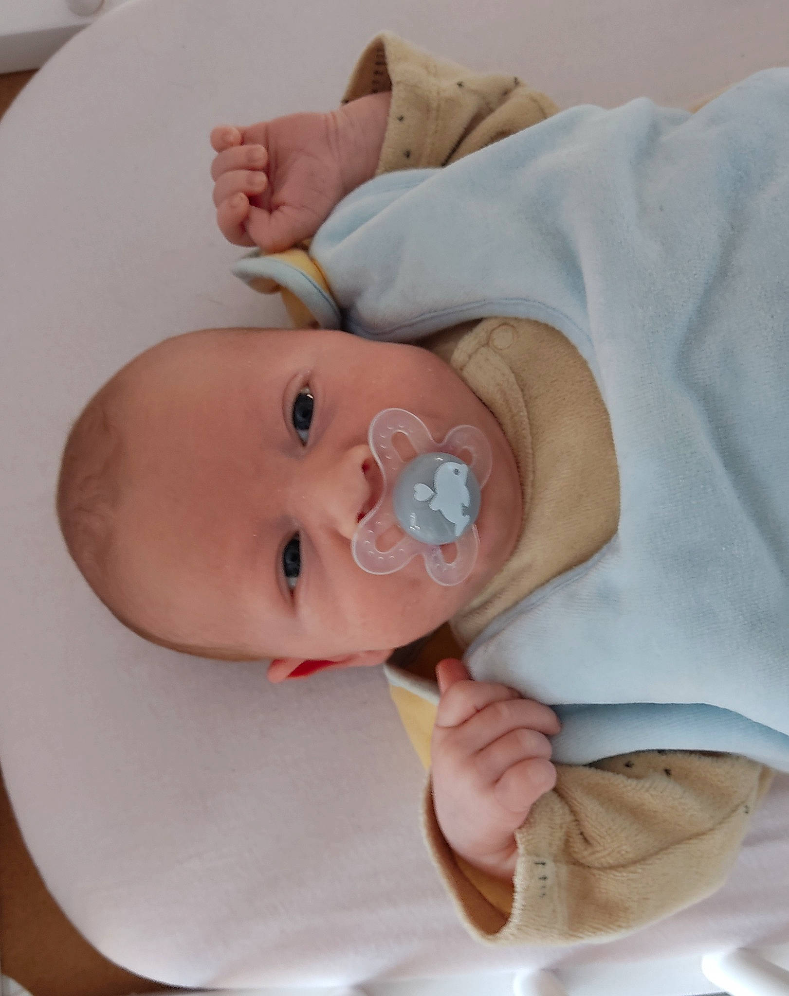 Ethan a rejoint le concours — aidez-le/la à gagner de superbes lots ! baby, baby_products, baby_toddler_clothing, cheek, child, comfort, eyelash, gesture, hand, hat, human_body, linens, lip, nail, nose, peach, person, skin, textile, thumb