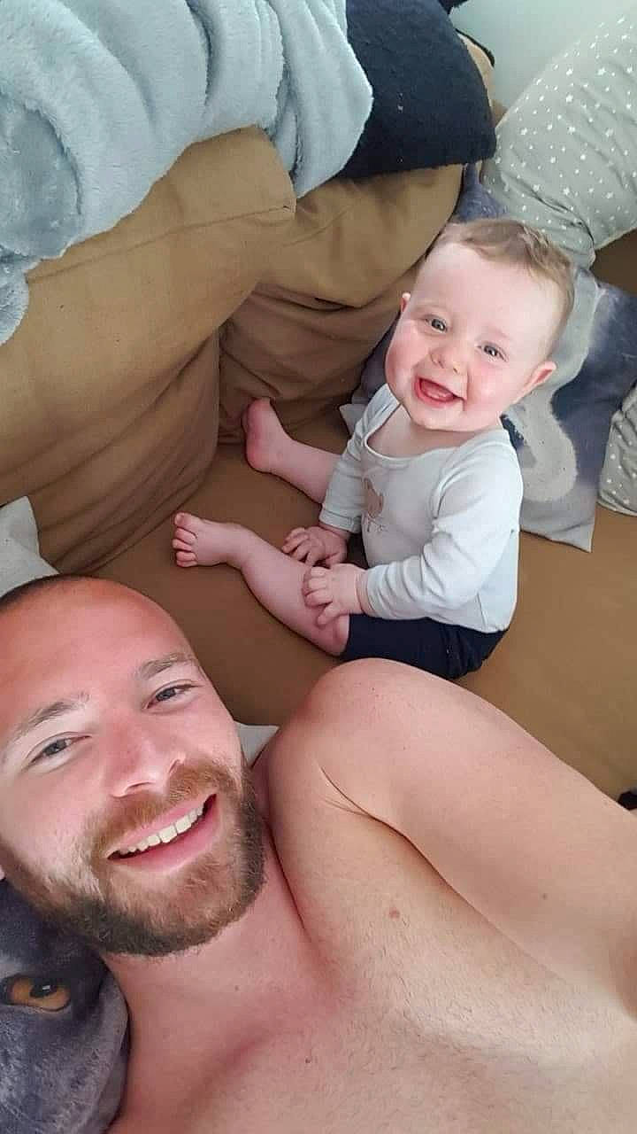 Ethan participe au concours pour gagner de l'argent avec cette photo : arm, black, cheek, chin, eye, face, facial_expression, hair, hairstyle, hand, head, human, joint, joy, leg, mouth, muscle, organ, person, photograph