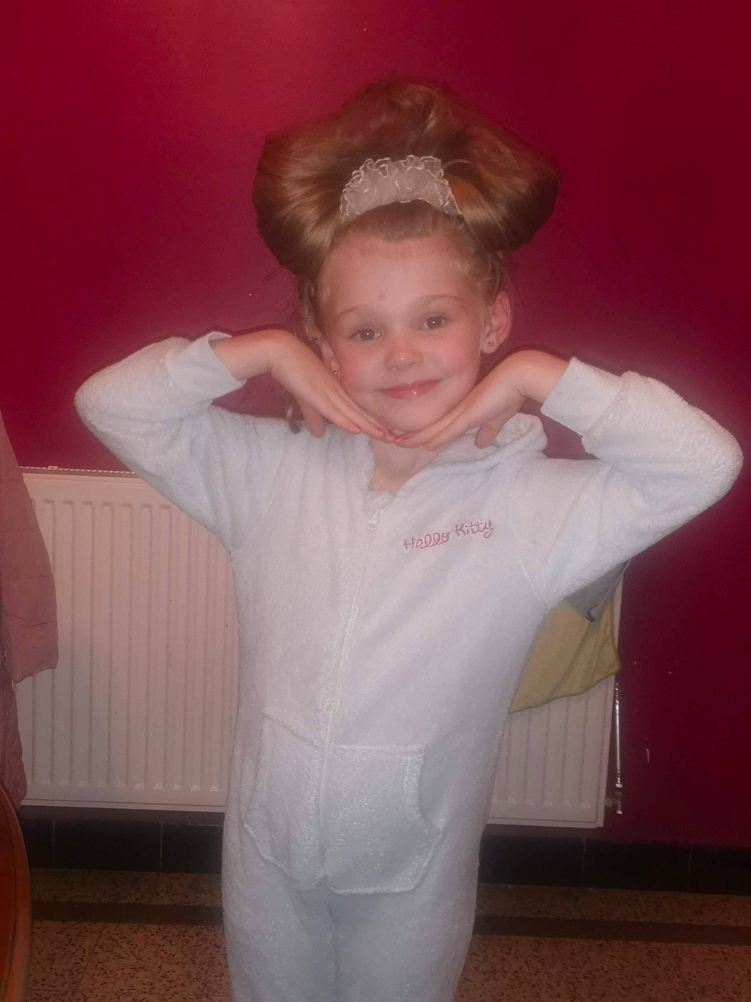 Naëlya participe au concours pour gagner de l'argent avec cette photo : abdomen, arm, cheek, chest, child, elbow, event, eye, face, fun, gesture, happy, joy, neck, person, shoulder, sleeve, smile, thumb, toddler