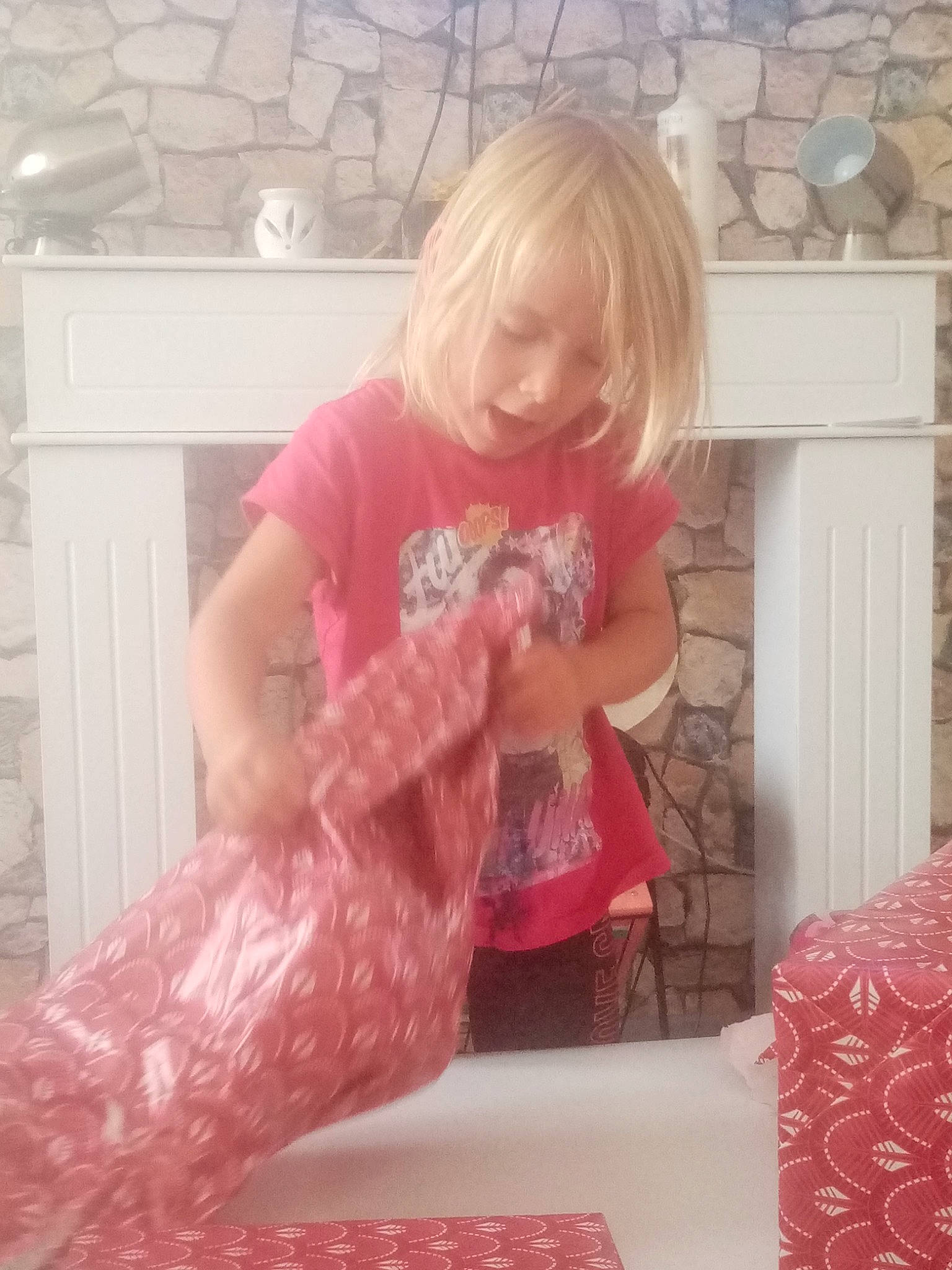 Maeva participe au concours pour gagner de l'argent avec cette photo : child, person, pink, play, toddler