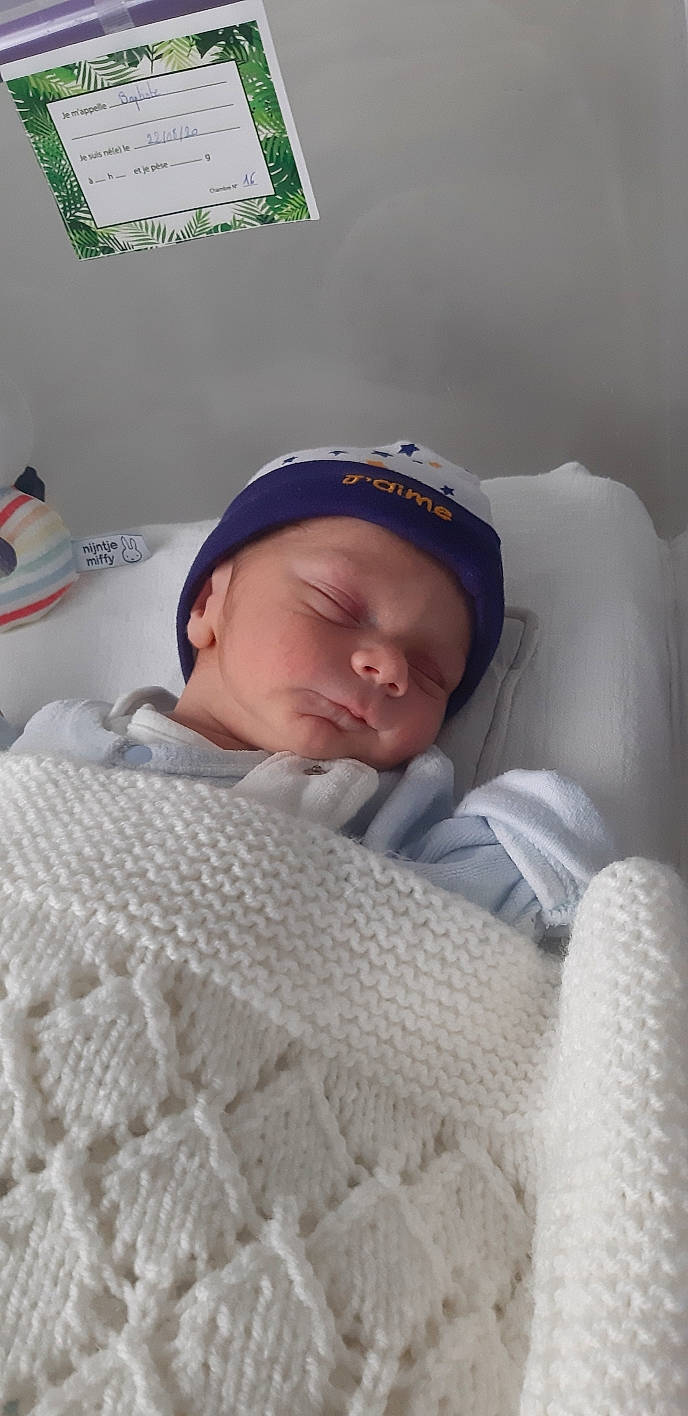 Baptiste participe au concours pour gagner de l'argent avec cette photo : baby, baby_sleeping, bedtime, blanket, child, comfort, headgear, headwear, linens, nap, person, sleep, textile, toddler, wool