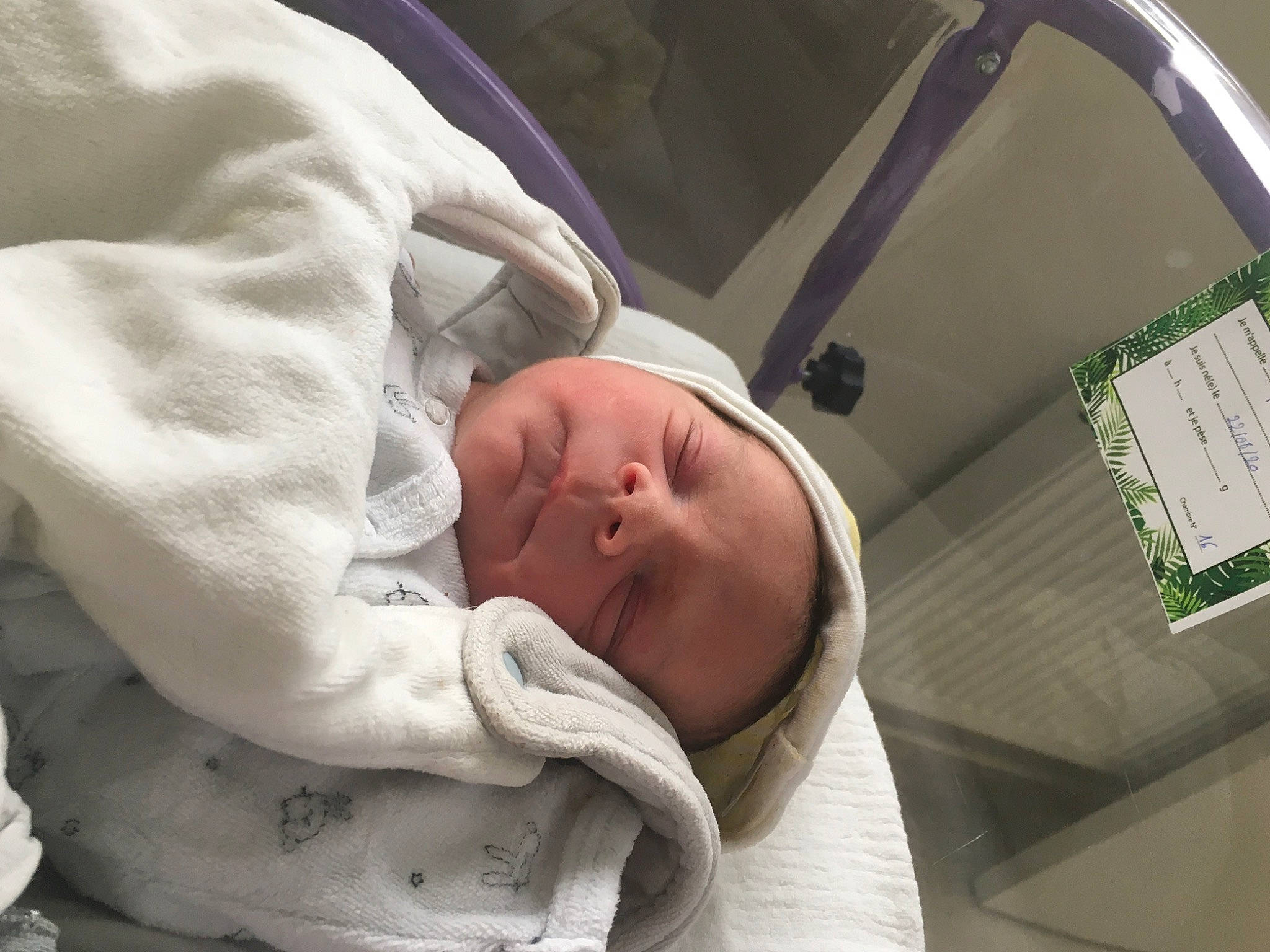 Baptiste participe au concours pour gagner de l'argent avec cette photo : baby, baby_products, birth, child, childbirth, hospital, nap, nose, person, product, sleep