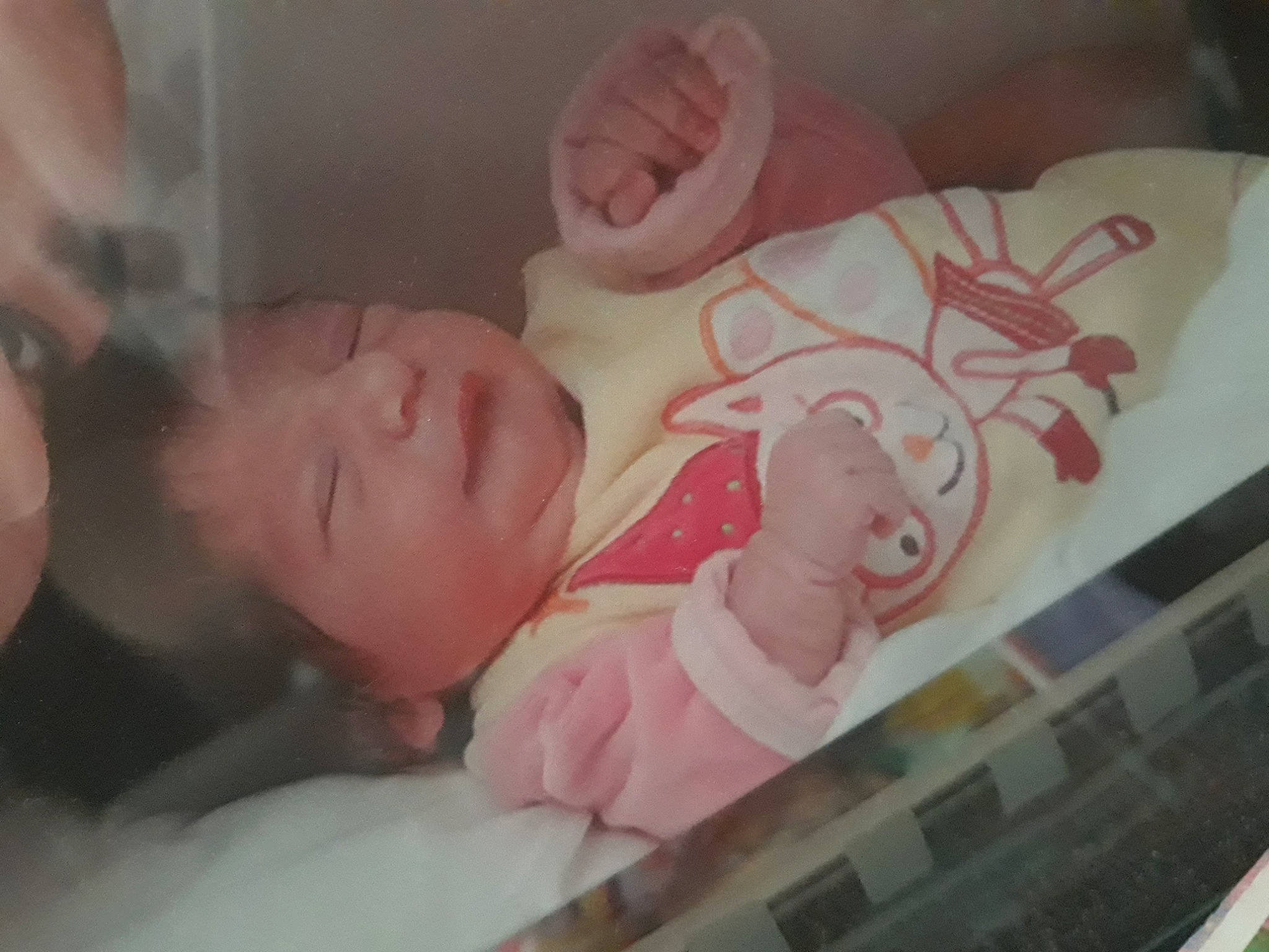 Tina participe au concours pour gagner de l'argent avec cette photo : baby, baby_products, baby_sleeping, baby_toddler_clothing, bed, bedtime, cheek, child, comfort, event, eyelash, finger, infant_bed, linens, mammal, nose, person, room, skin, textile